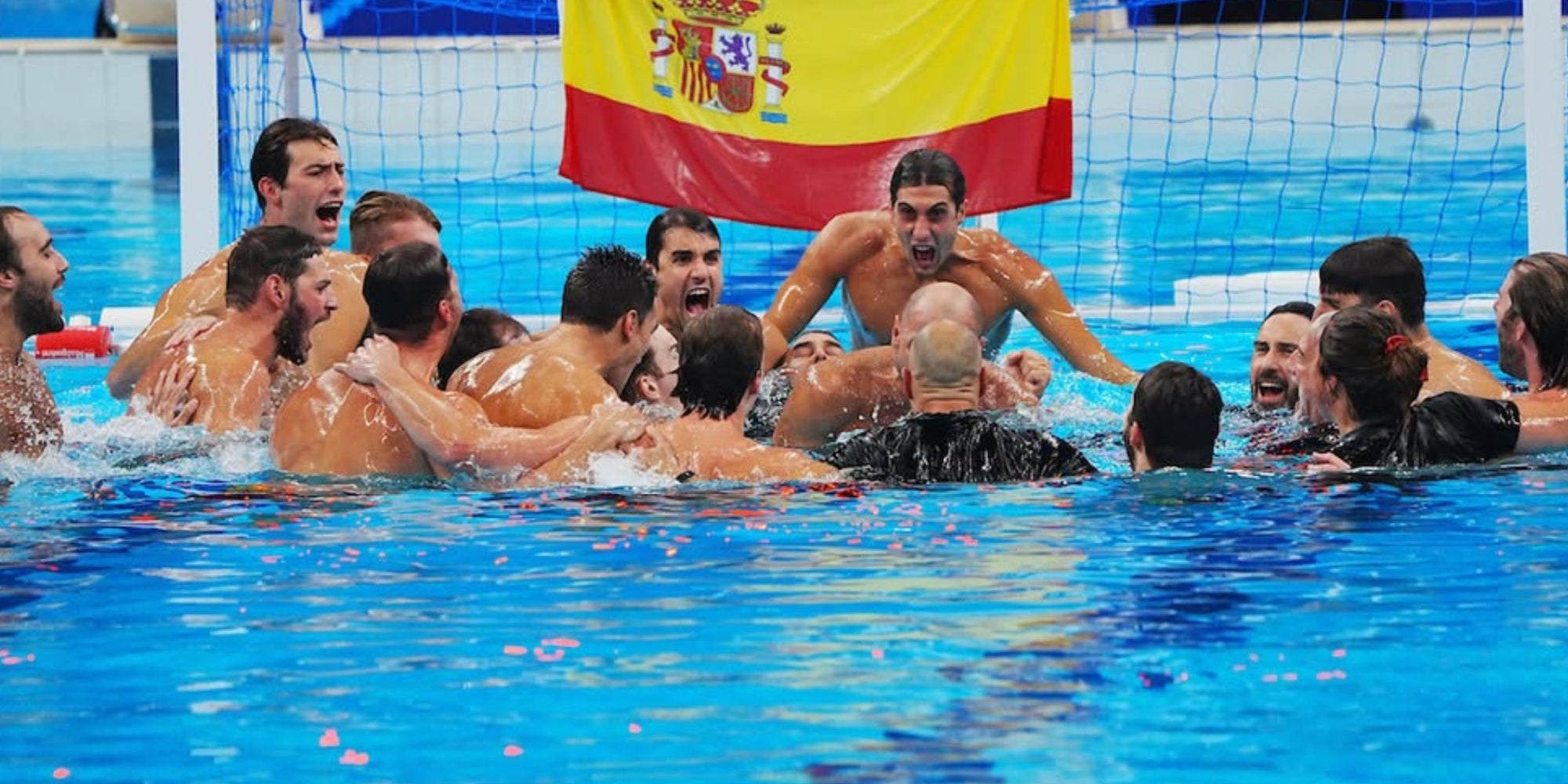 Los jugadores de la selección española masculina de waterpolo, celebrando la medalla de oro | @WorldAquatics