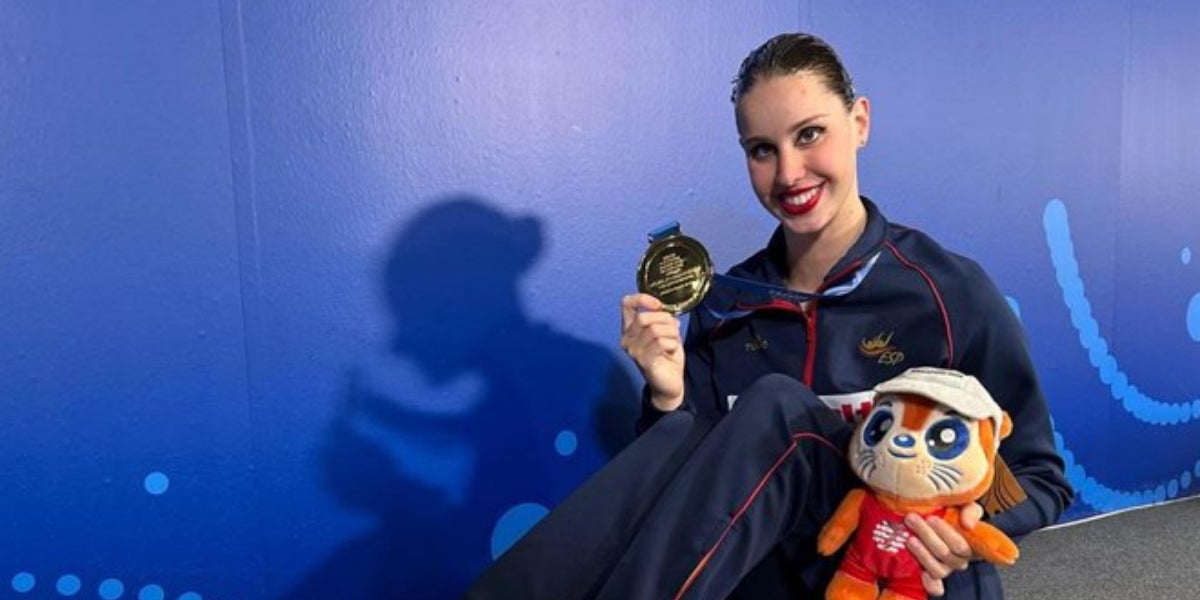 La barcelonesa Iris Tió, con la medalla de oro conseguida en el Mundial de Singapur 2025 | RFEN