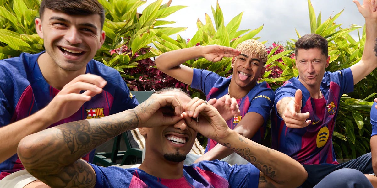 Los jugadores del Barça, presentando la nueva camiseta blaugrana | FC Barcelona