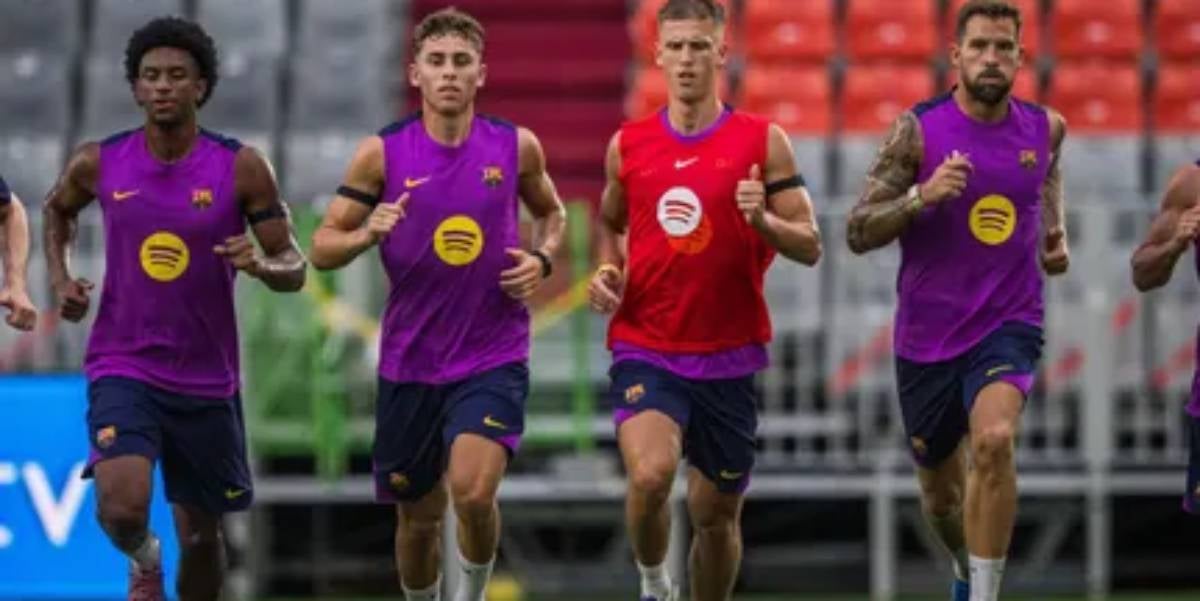 Los jugadores del Barça, con las camisetas de entrenamiento | FC Barcelona