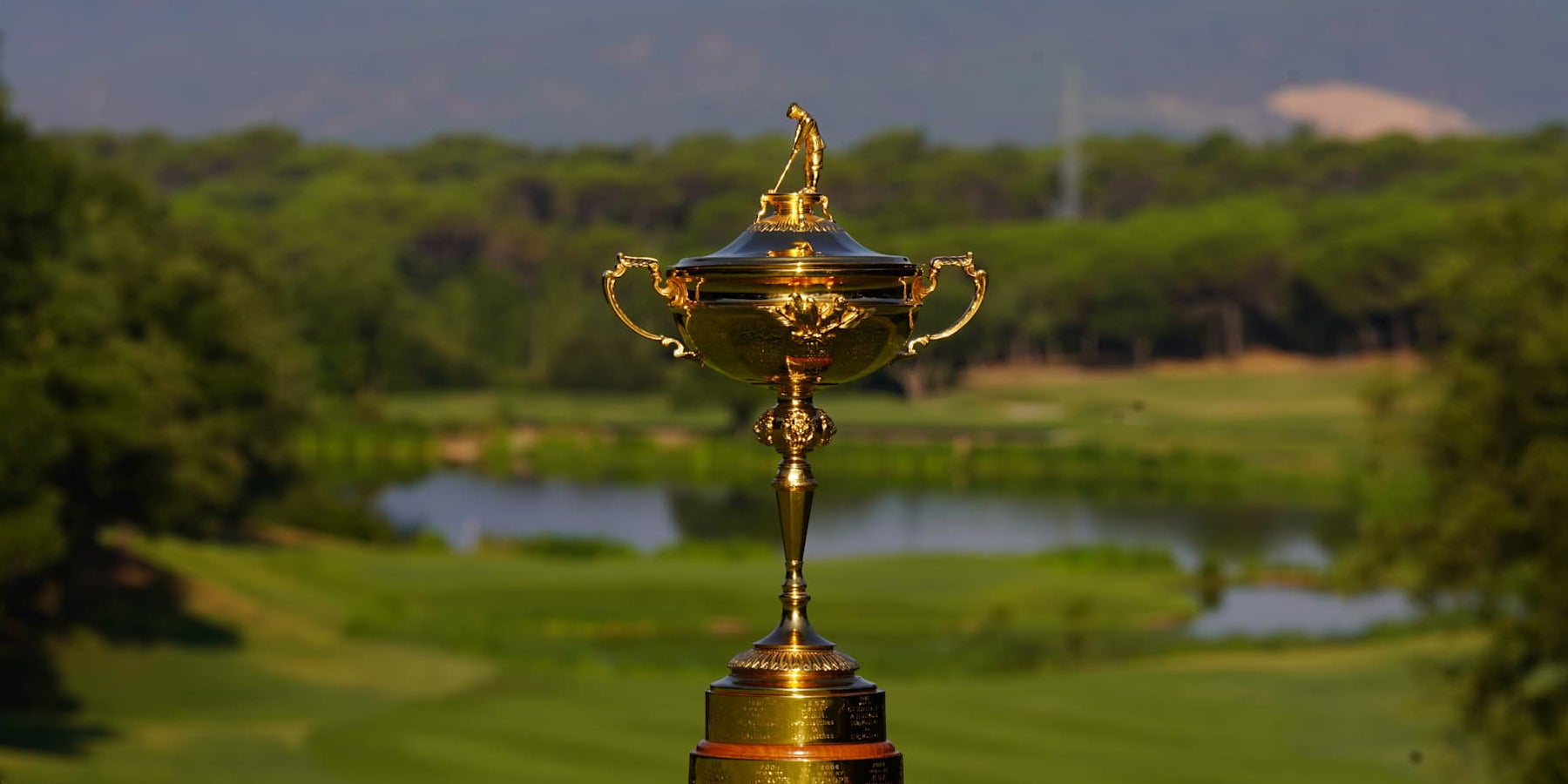 El trofeu de la Ryder Cup, amb el Camiral Golf de Girona de fons | Ryder Cup