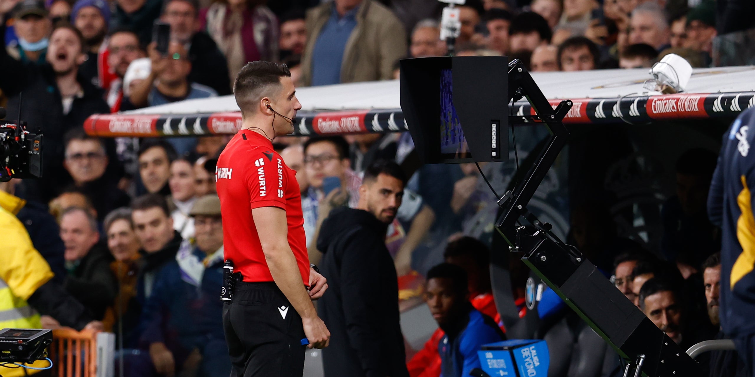 Un àrbitre de la Lliga, mirant una acció al VAR | Europa Press