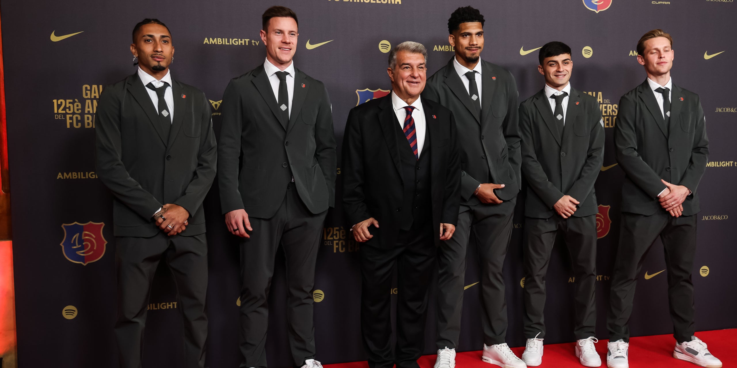 Joan Laporta, amb alguns jugadors del Barça a la gala del 125è aniversari del club | Europa Press