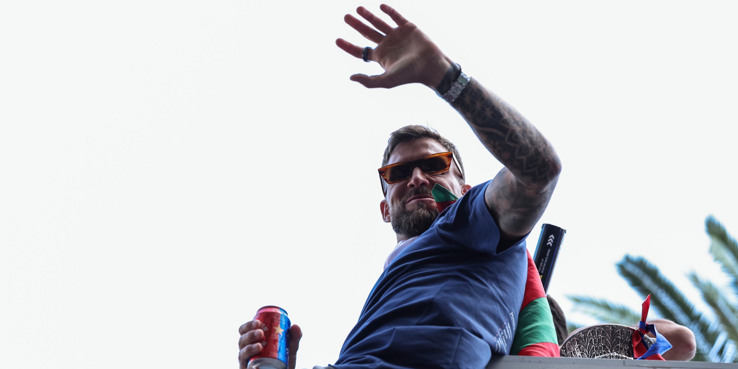 Iñigo Martínez, saludando a la afición del Barça durante la rua de campeones | Europa Press