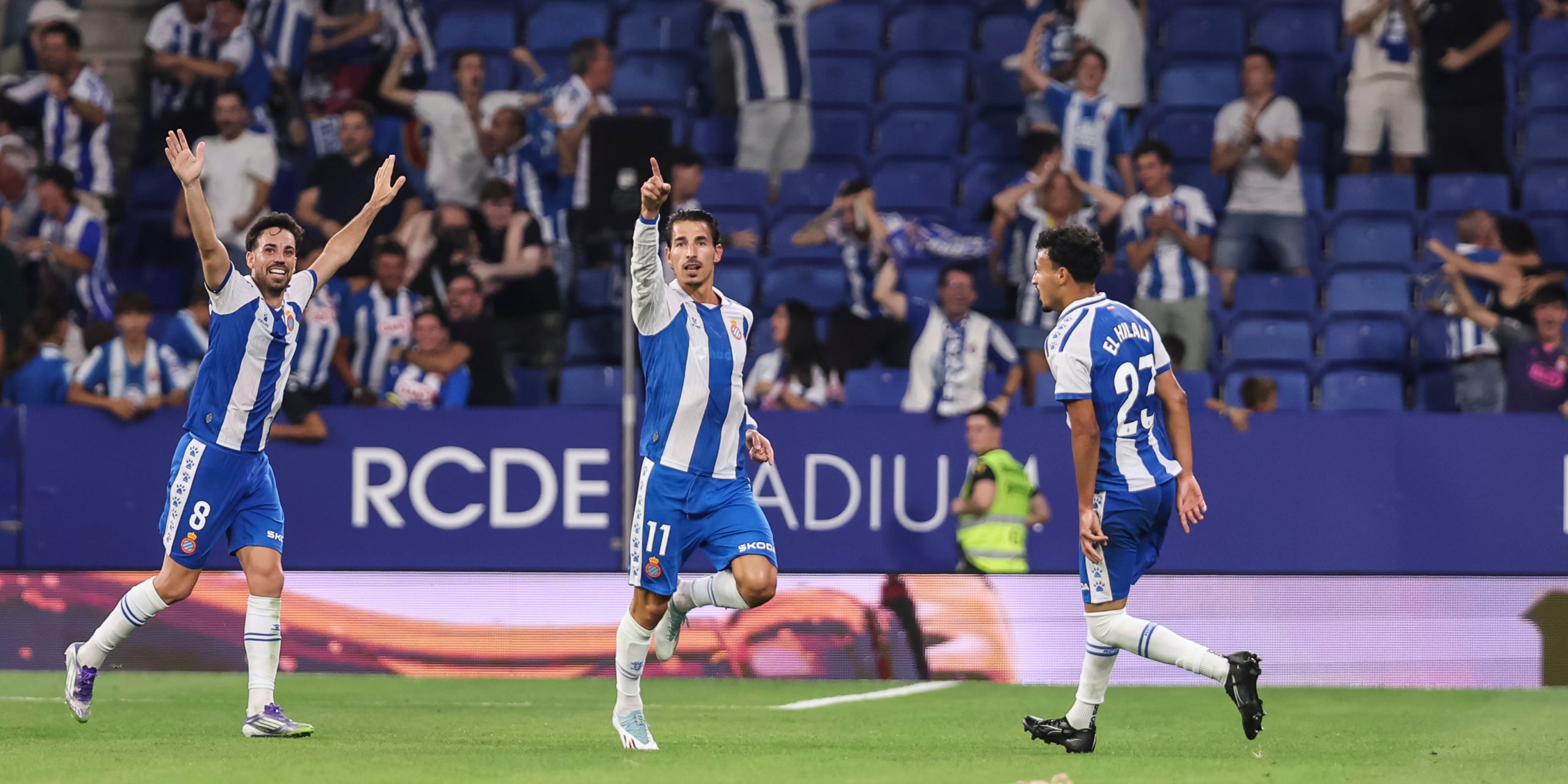 Pere Milla, celebrando con Edu Expósito y Omar El Hilali el gol de la victoria del Espanyol | Europa Press
