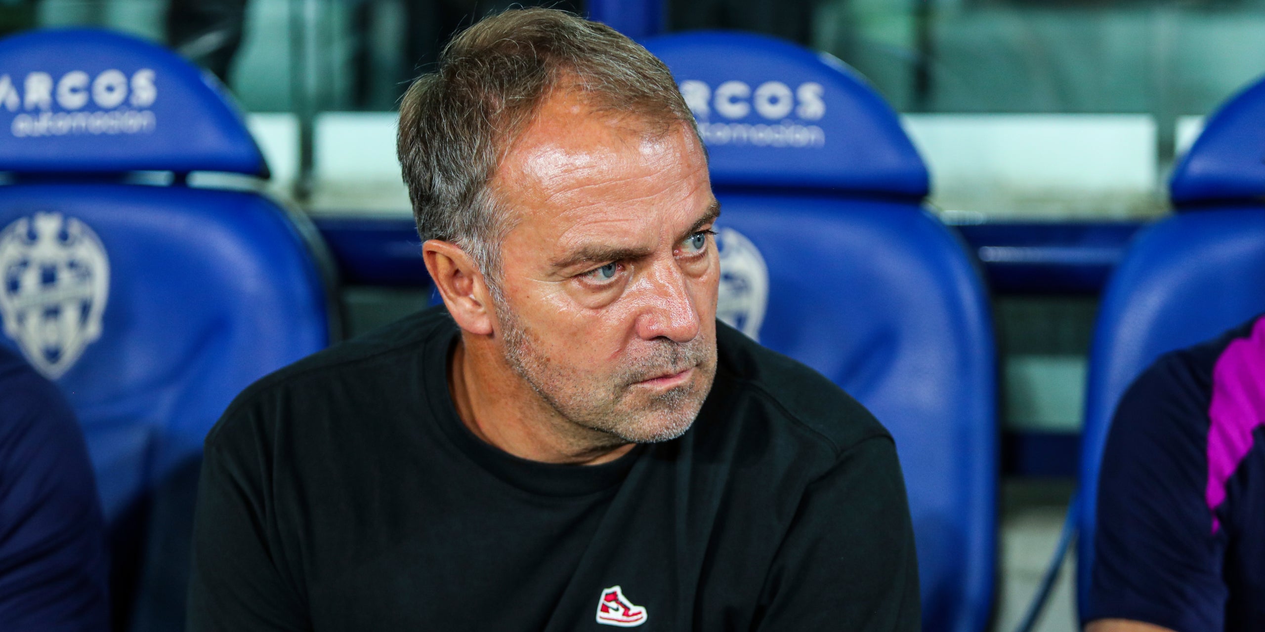 Hansi Flick, sentado en el banquillo del Estadio del Levante UE | Europa Press