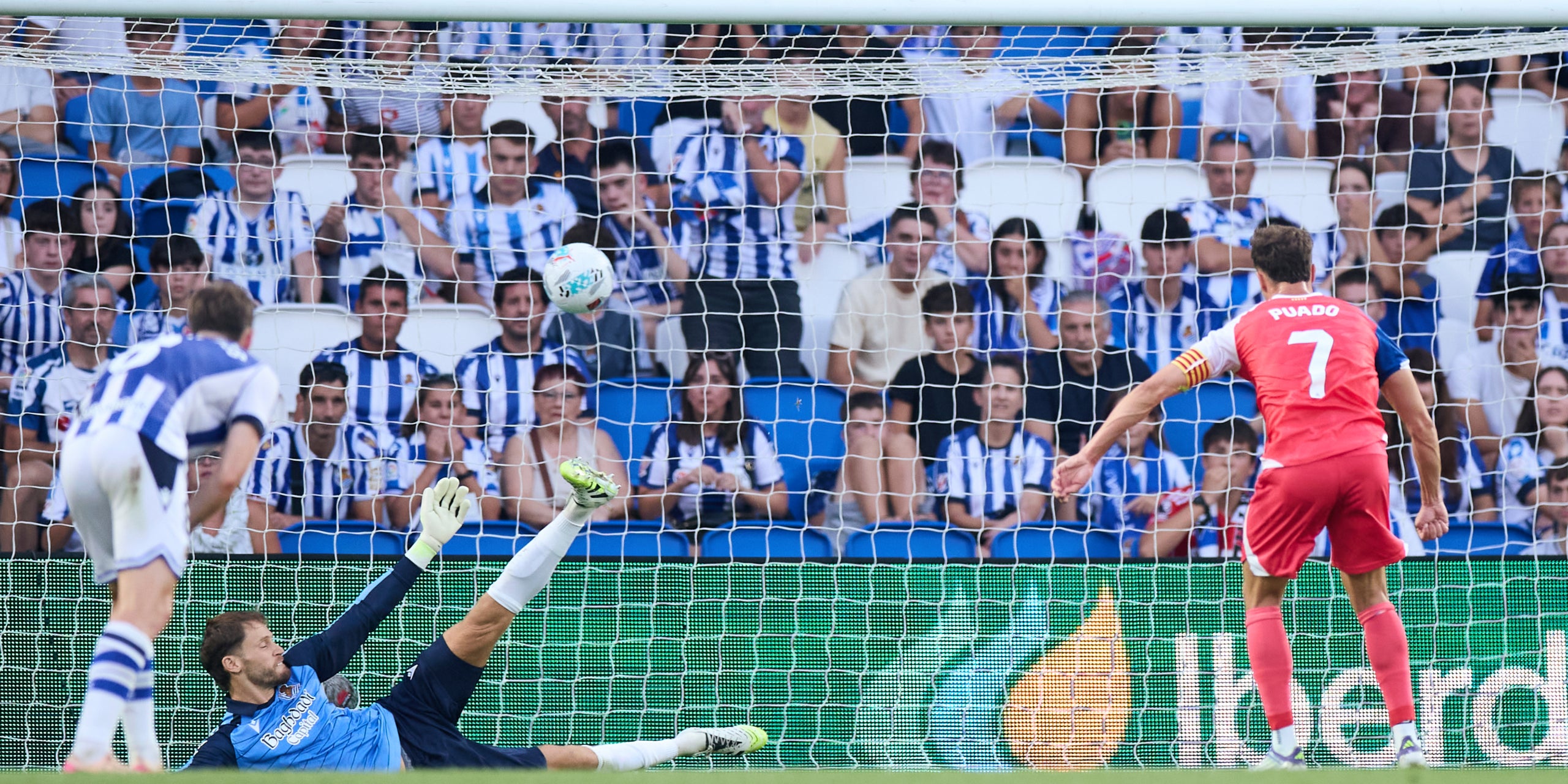 Javi Puado, capitán del Espanyol, marcando el 0-2 de penalti en el campo de la Real Sociedad | Europa Press