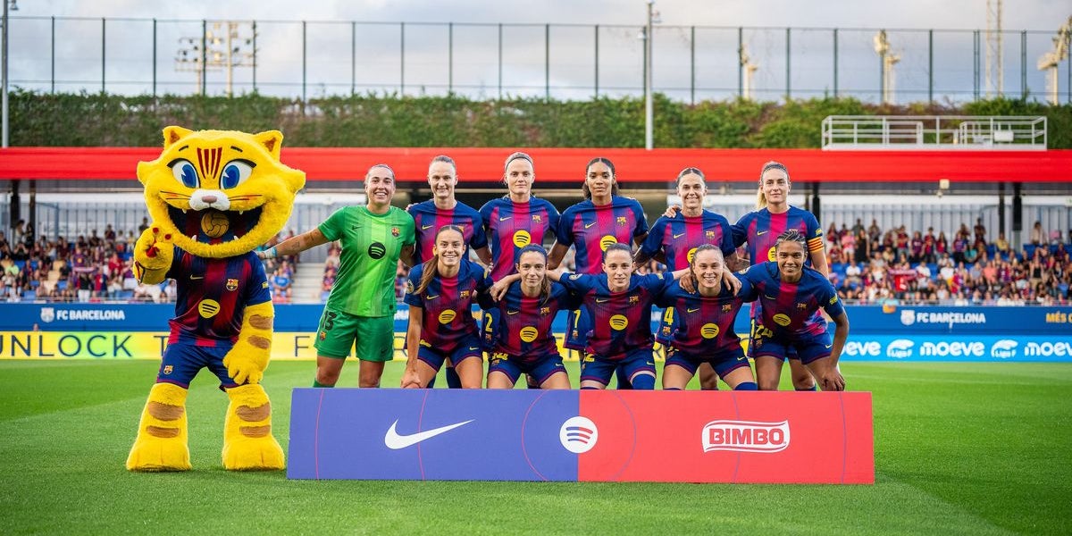 L'onze titular de les jugadores del Barça, amb la mascota CAT, a la primera jornada de la Lliga F | FC Barcelona