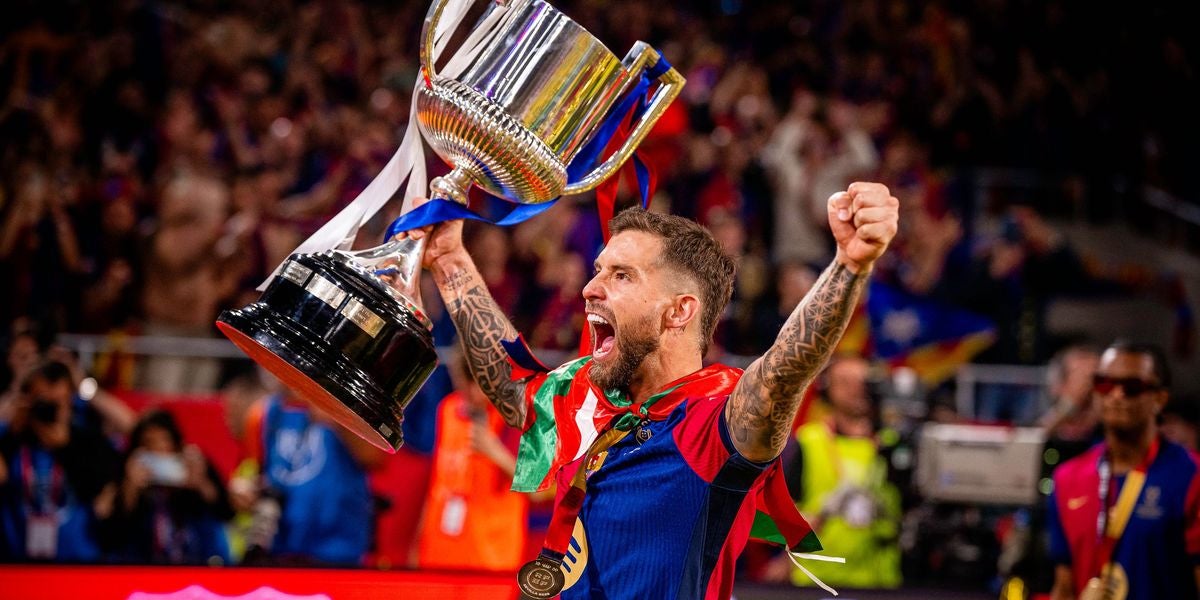 Iñigo Martínez, alçant la Copa del Rei guanyada amb el Barça | FC Barcelona