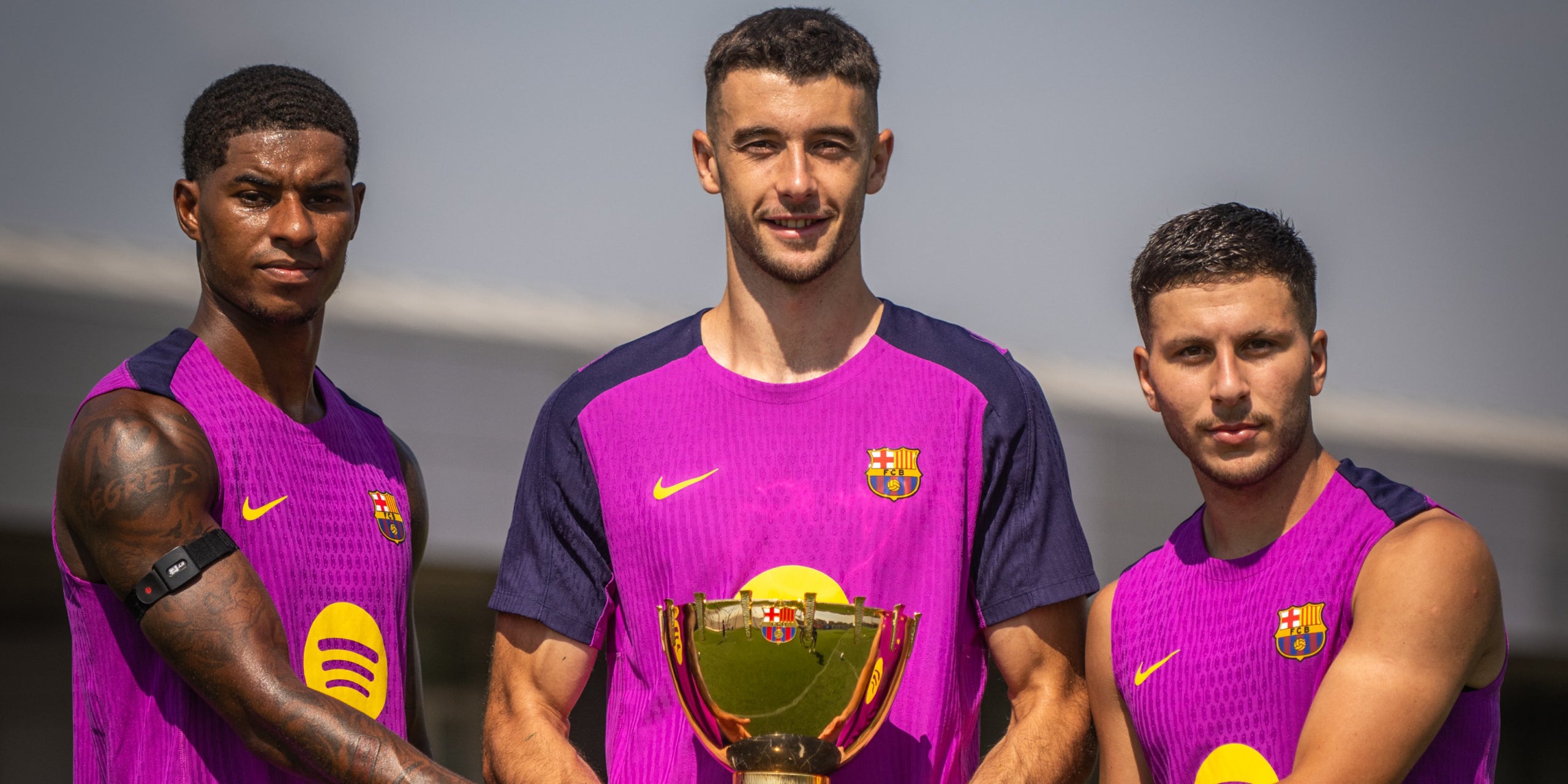 Marcus Rashford, Joan Garcia i Roony Bardghji, amb el Trofeu Joan Gamper a les seves mans | FC Barcelona