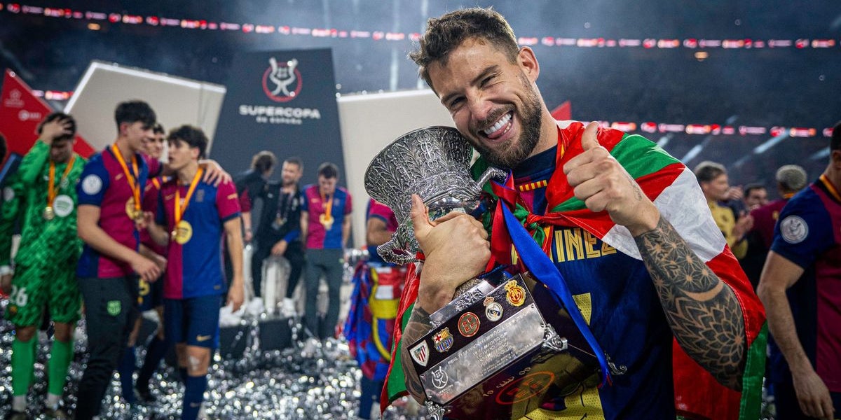 Iñigo Martínez, amb la Supercopa d'Espanya guanyada amb el Barça | FC Barcelona