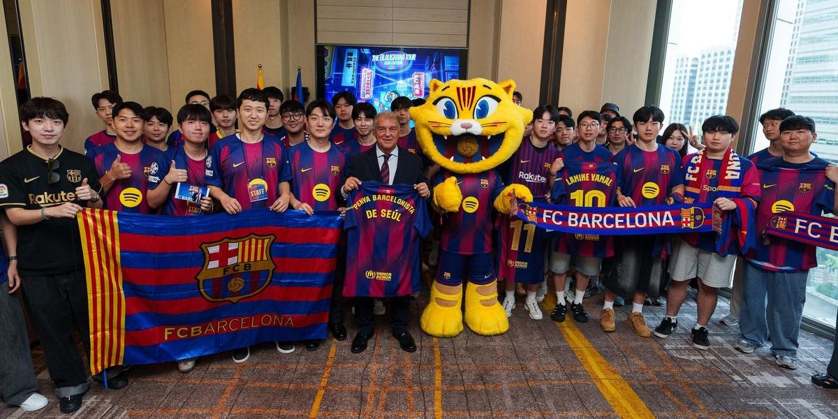 Joan Laporta, amb aficionats i la mascota CAT en un acte a Seül | Futbol Club Barcelona