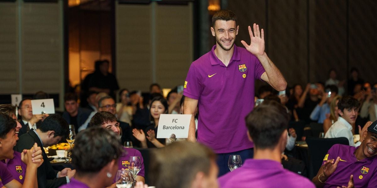 Joan Garcia, saludant en un acte de la gira asiàtica | Futbol Club Barcelona