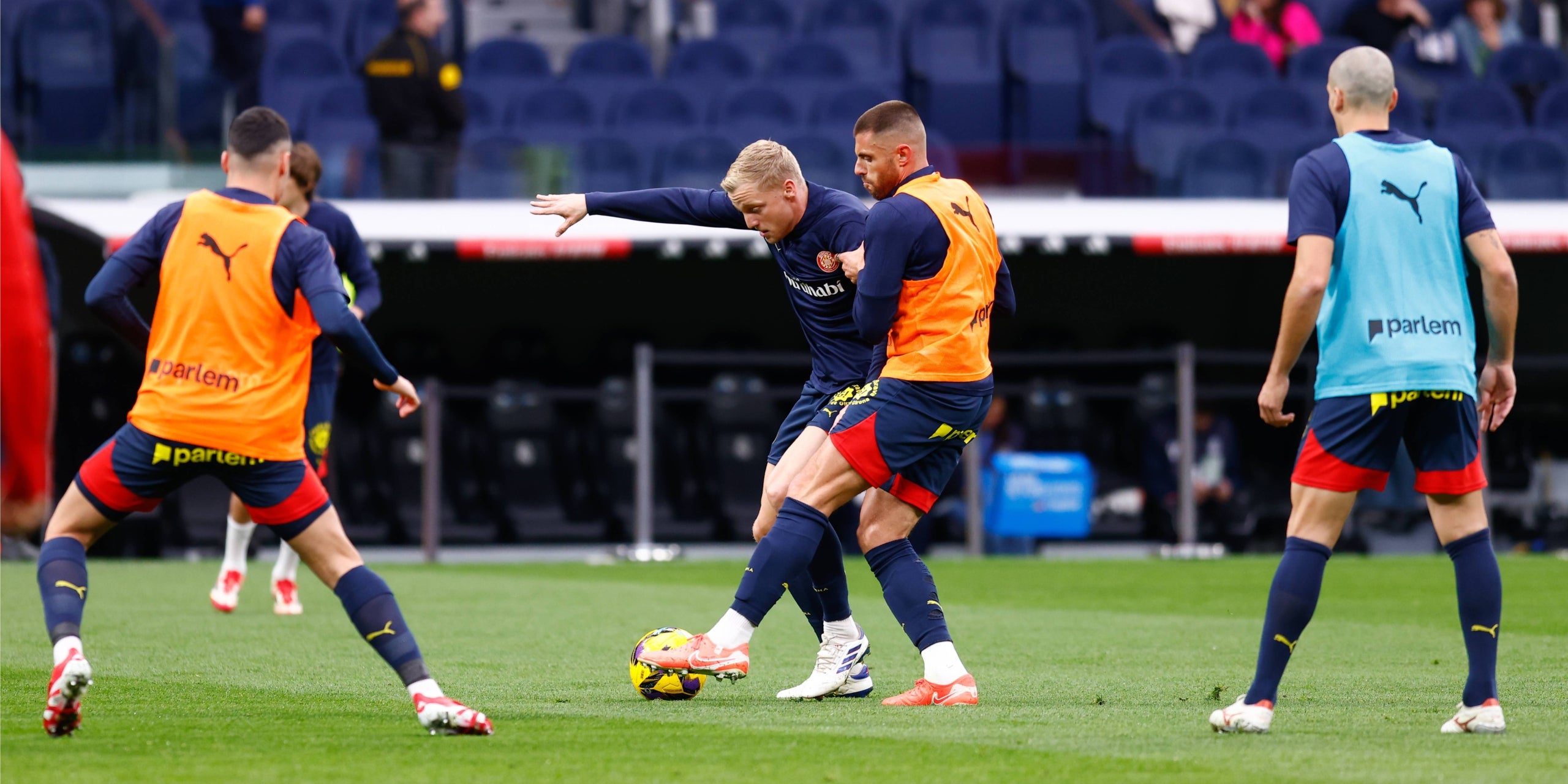 Van de Beek, al centre de la imatge, abans d'un partit del Girona | Europa Press