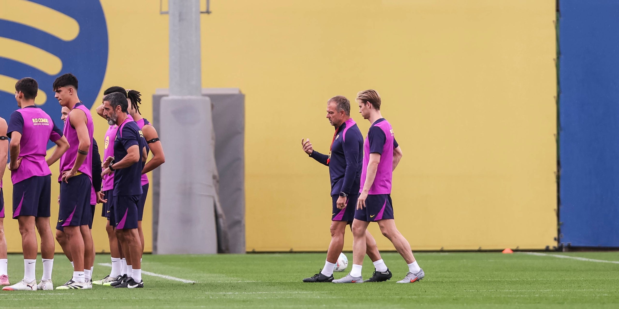 Frenkie de Jong i Hansi Flick, durant un entrenament | Europa Press