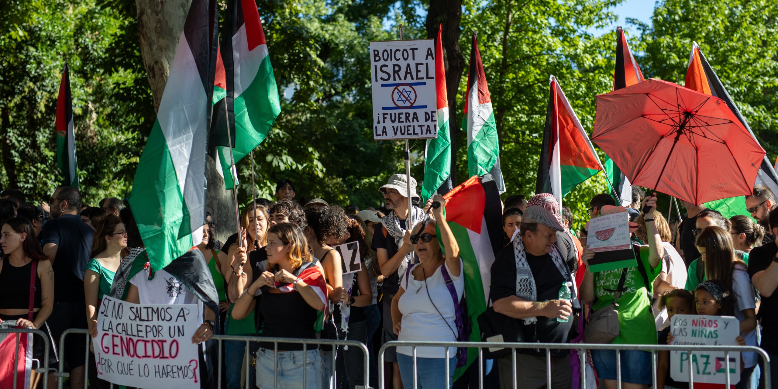 Manifestantes pro-Palestina en La Vuelta durante la etapa en Madrid | Europa Press