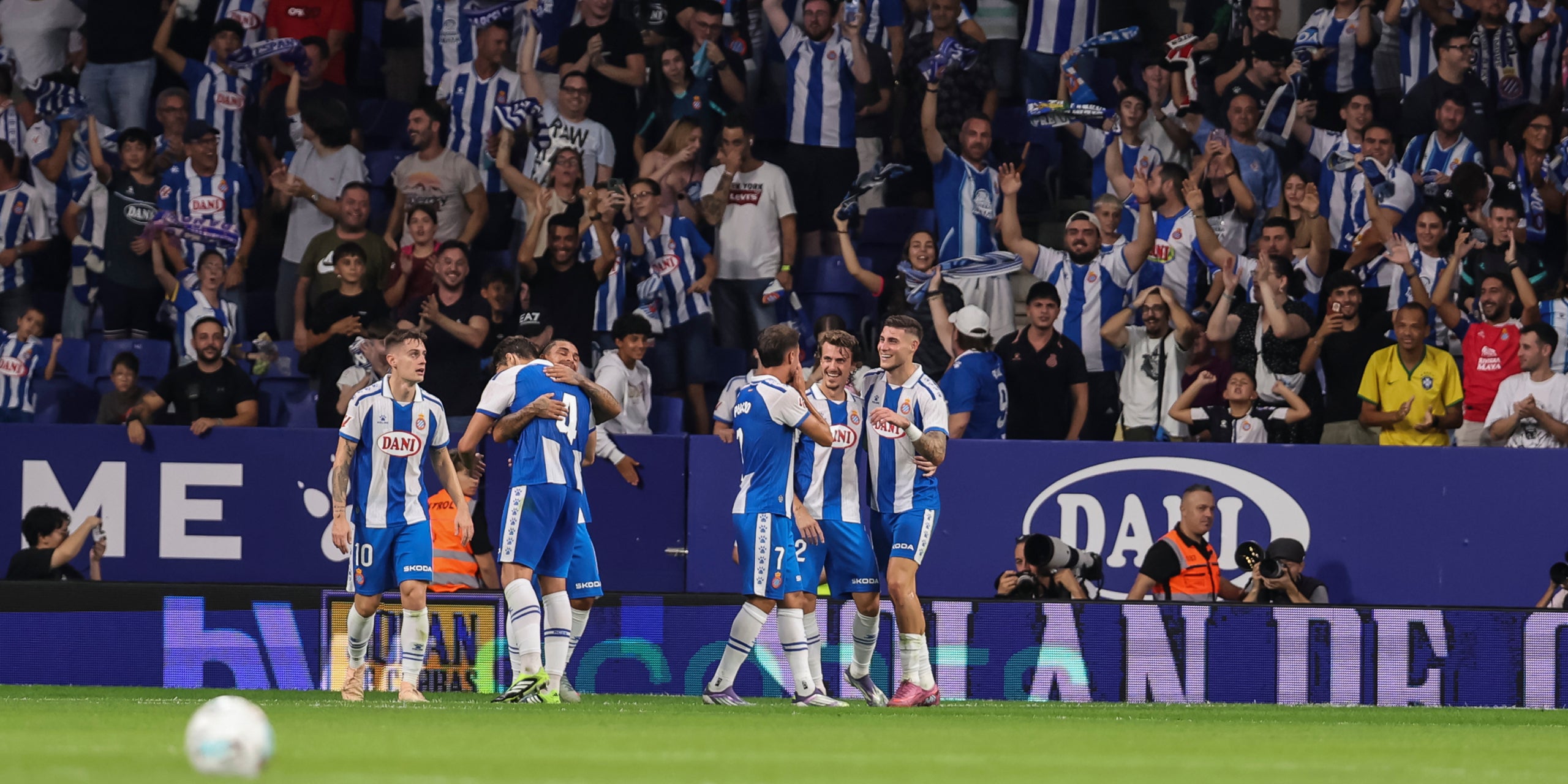 Jugadores de fútbol celebrando un gol