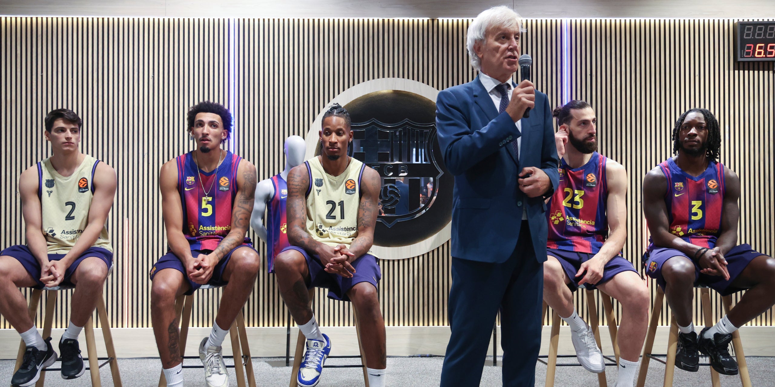 Josep Cubells, responsable de la sección de baloncesto del Barça, presentando los cinco fichajes de la temporada 2025/26 | Europa Press