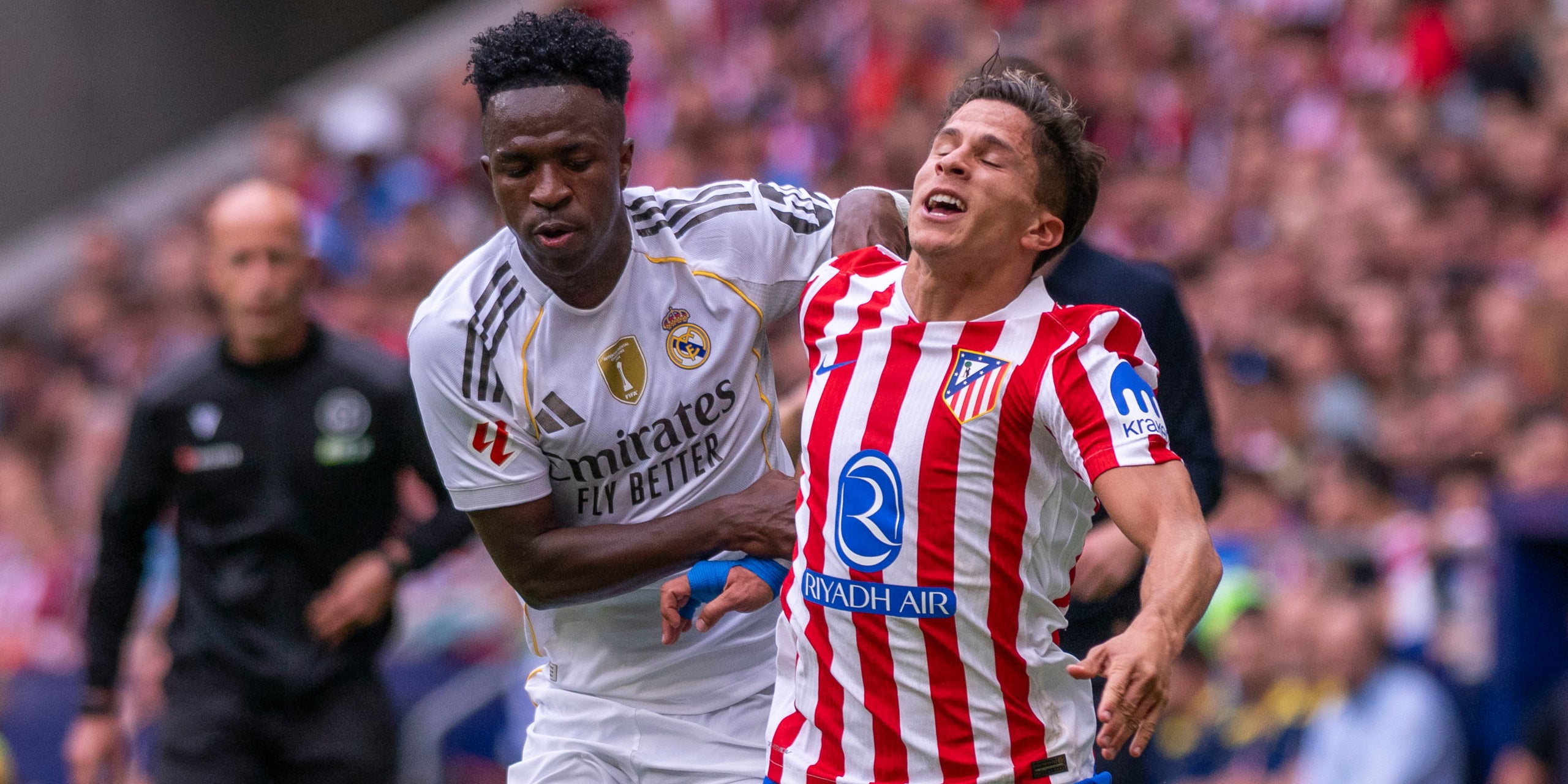 Vinicius i Giuliano Simeone, durant el derbi madrileny | Europa Press