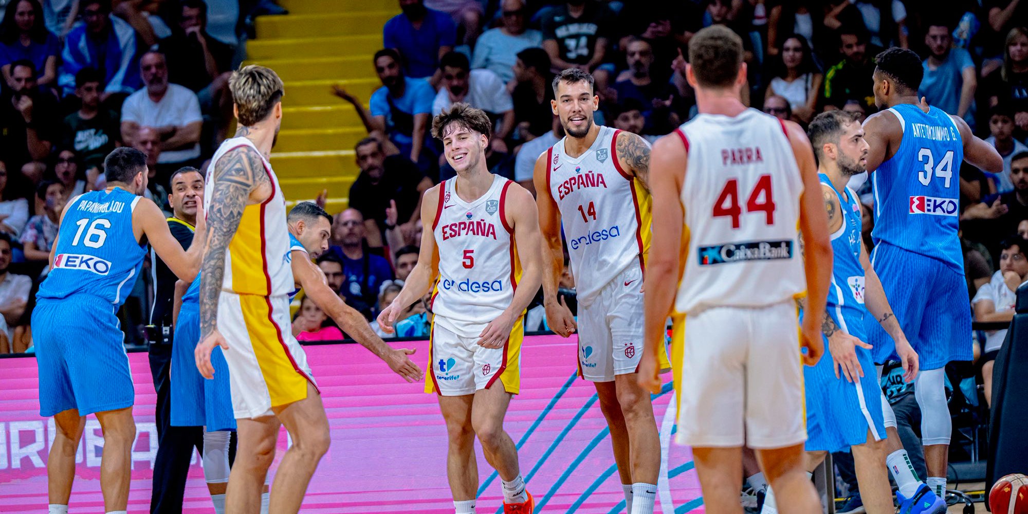 Els jugadors de la selecció espanyola, durant el partit de l'Eurobasket contra Grècia | @BaloncestoESP