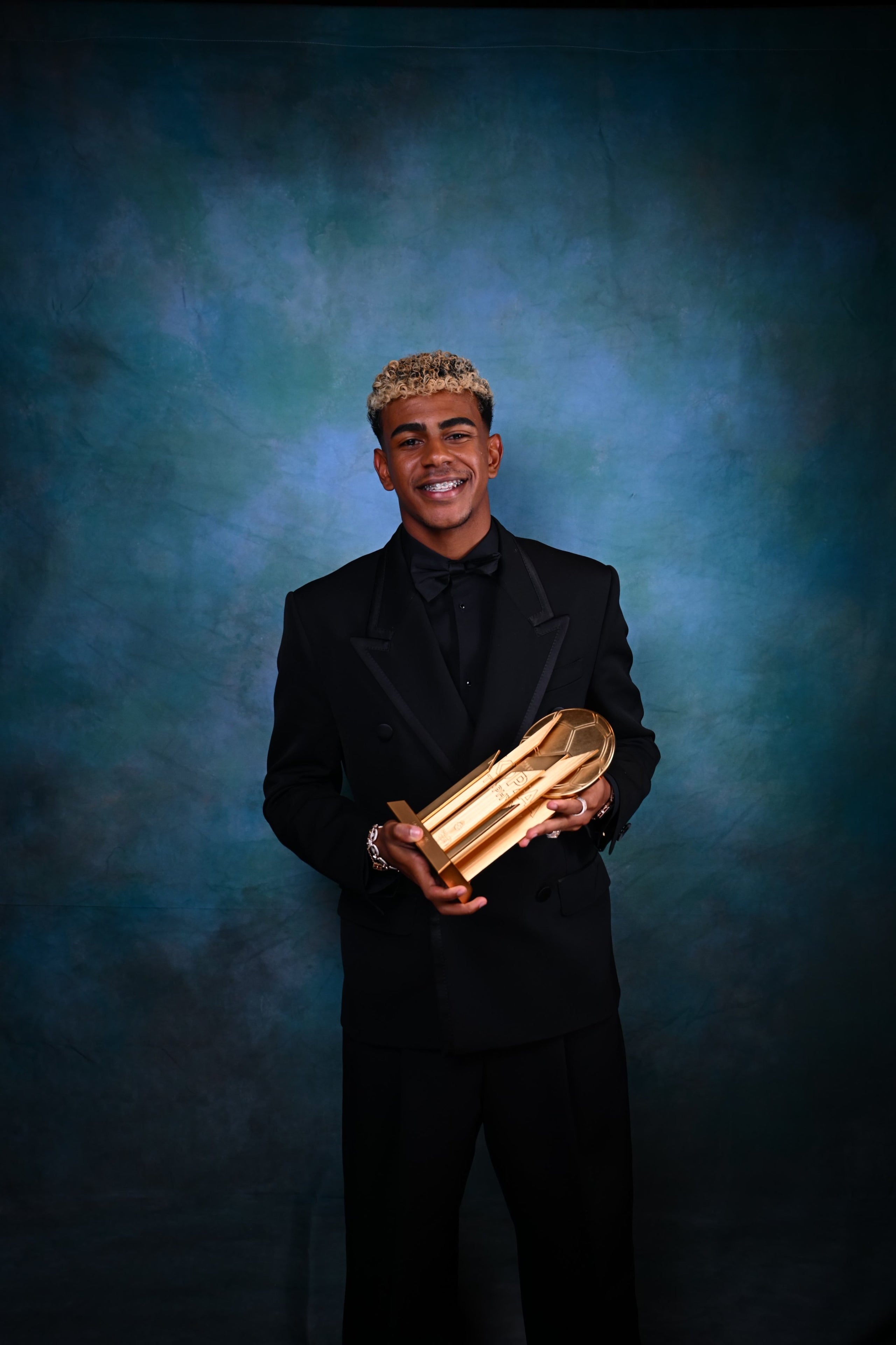 Lamine Yamal, amb el Trofeu Kopa a millor jugador jove | @ballondor