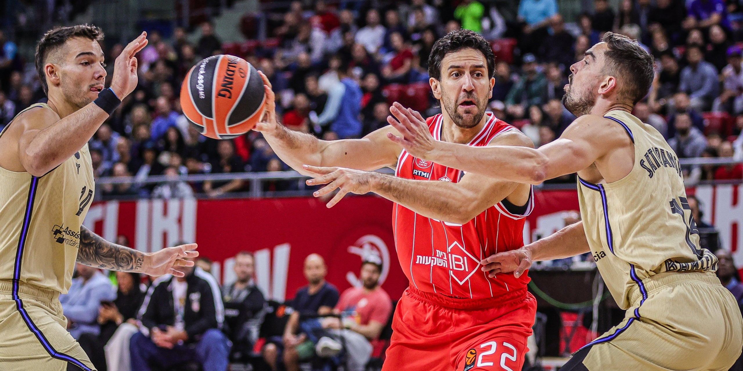 Willy Hernangómez i Tomas Satoransky, durant l'Hapoel Tel-Aviv-Barça d'Eurolliga | FC Barcelona