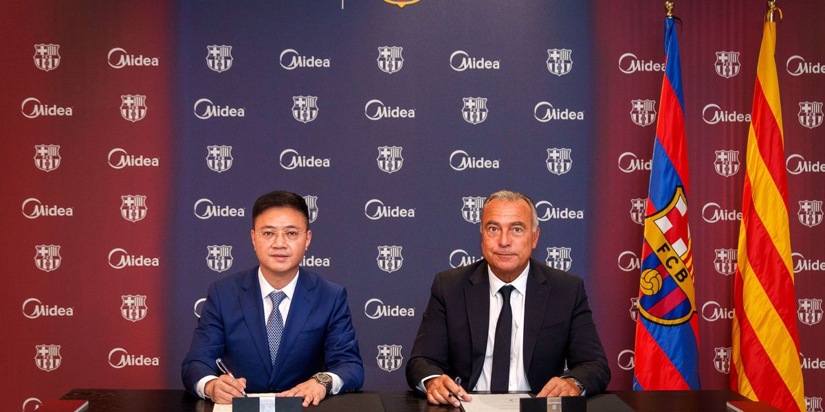 Lewis Fu, presidente de Midea, y Rafa Yuste, vicepresidente del Barça, firmando el acuerdo de patrocinio | FC Barcelona