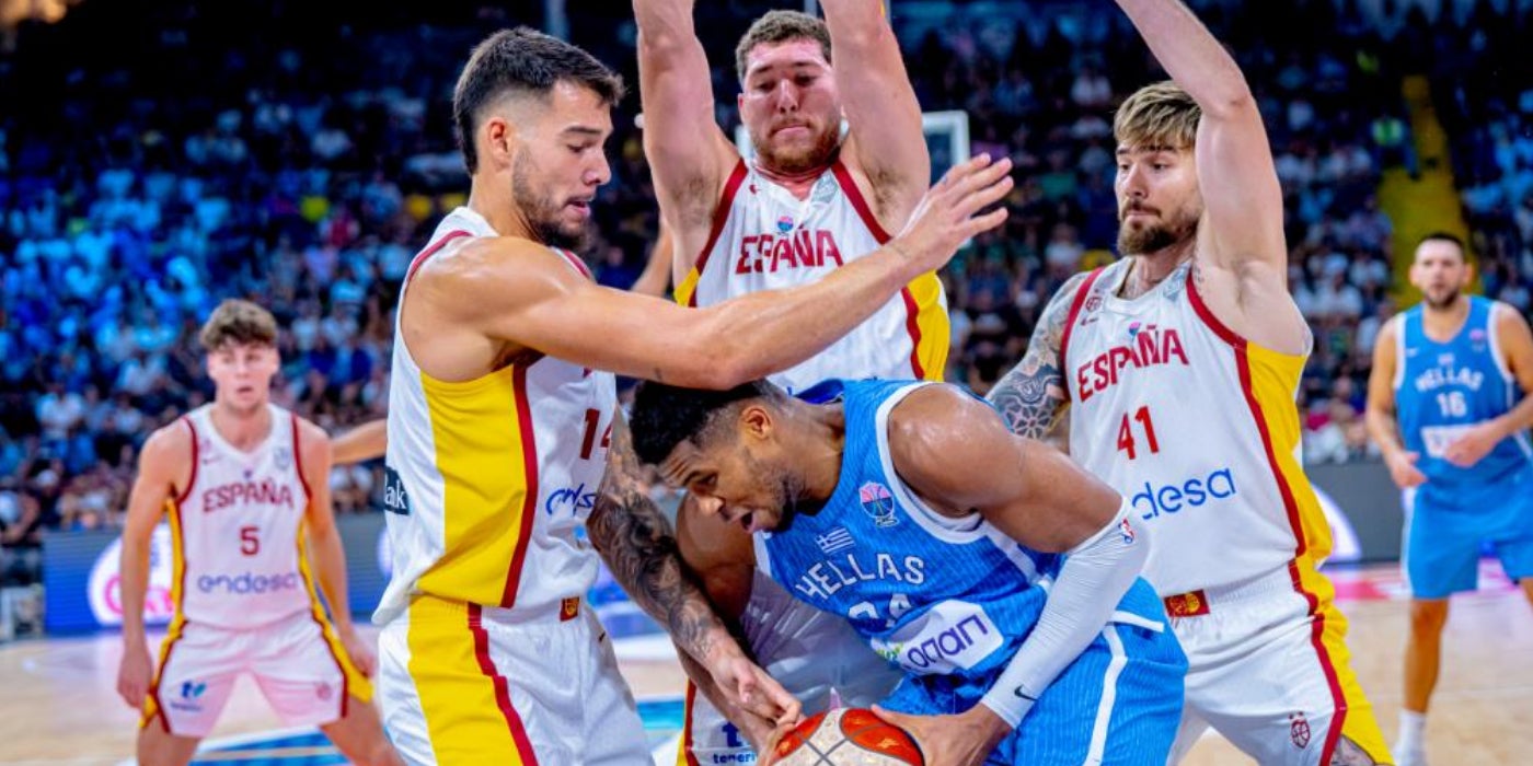 Els jugadors de la selecció espanyola, durant el partit de l'Eurobasket contra Grècia | @BaloncestoESP