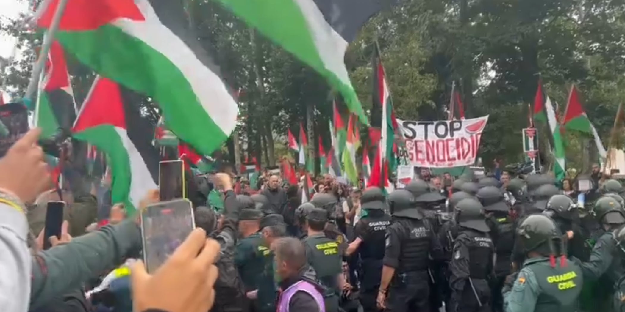 Protestes a favor de Palestina a la línia de meta de la setzena etapa de La Vuelta a Espanya | @rtvenoticias