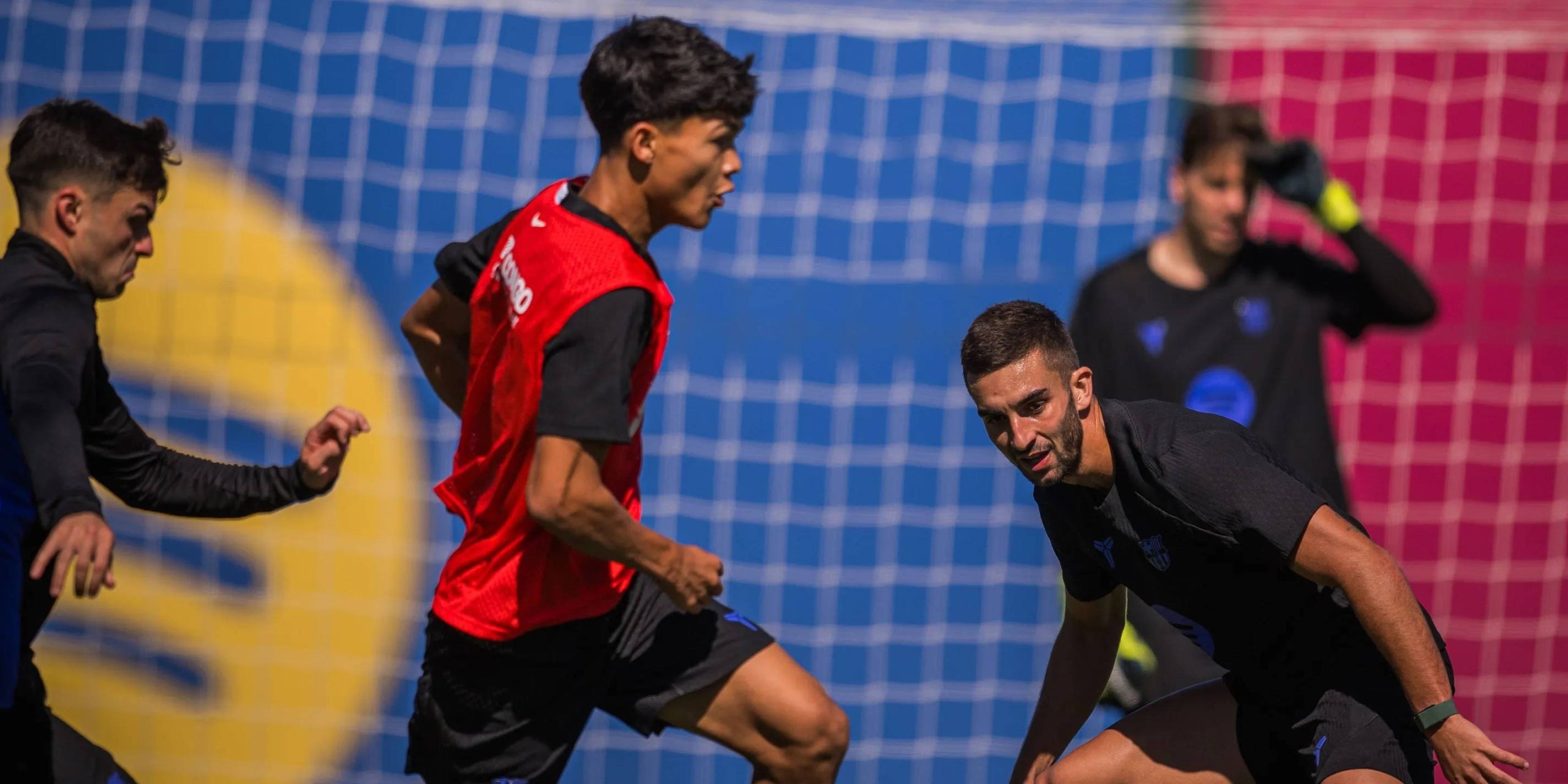 Dro Fernández, al centre de la imatge, durant un entrenament del Barça | FC Barcelona