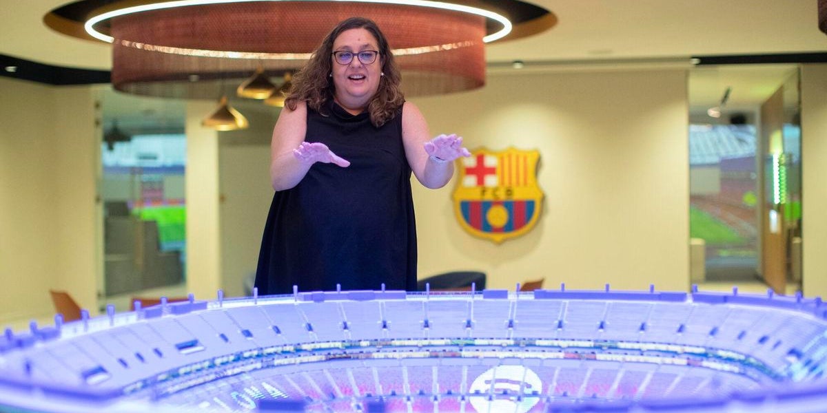 Elena Fort, vicepresidenta institucional del Barça, amb una maqueta del nou Spotify Camp Nou | FC Barcelona