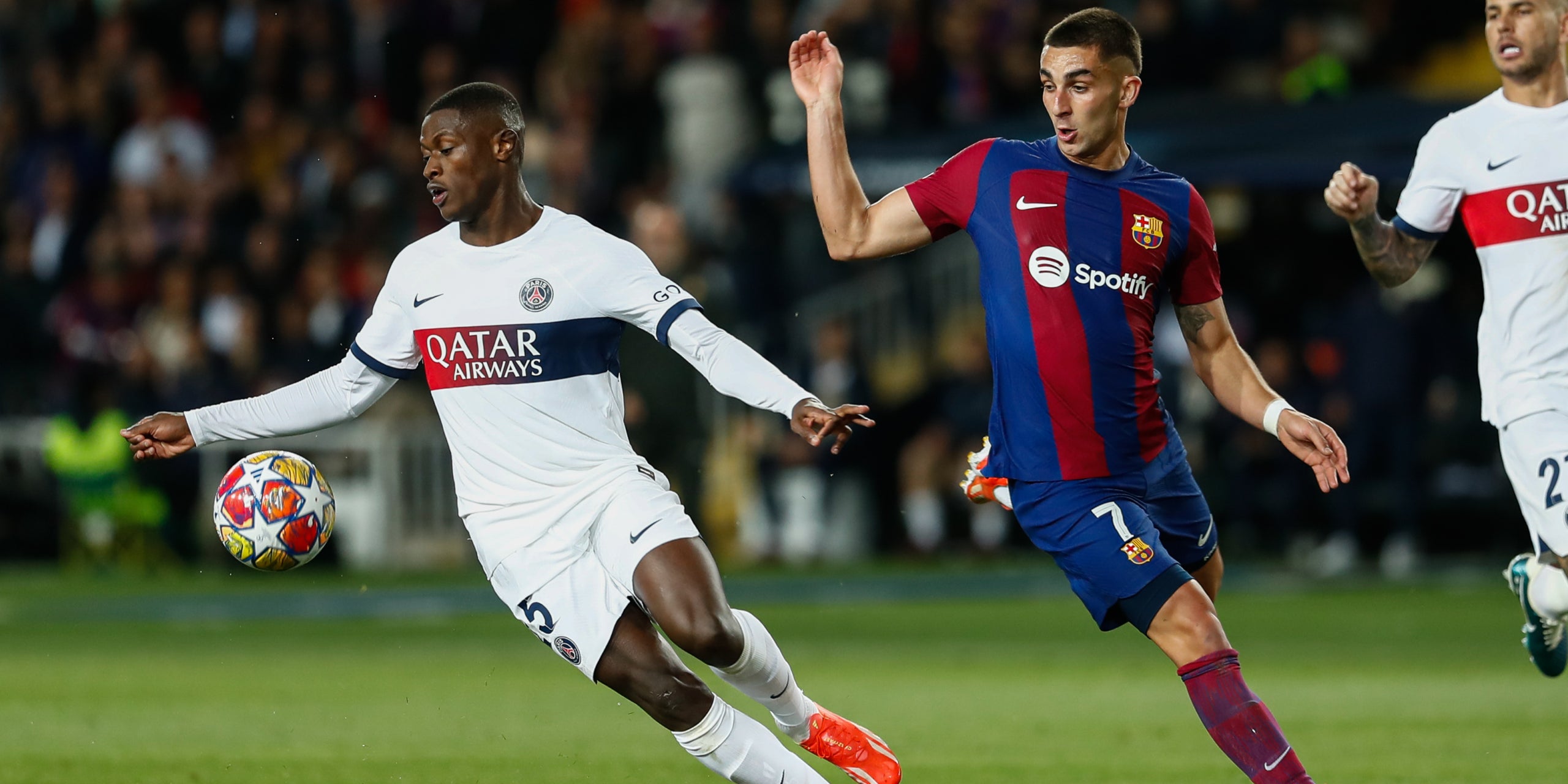 Nuno Mendes y Ferran Torres, durante el último enfrentamiento entre Barça y PSG | Europa Press