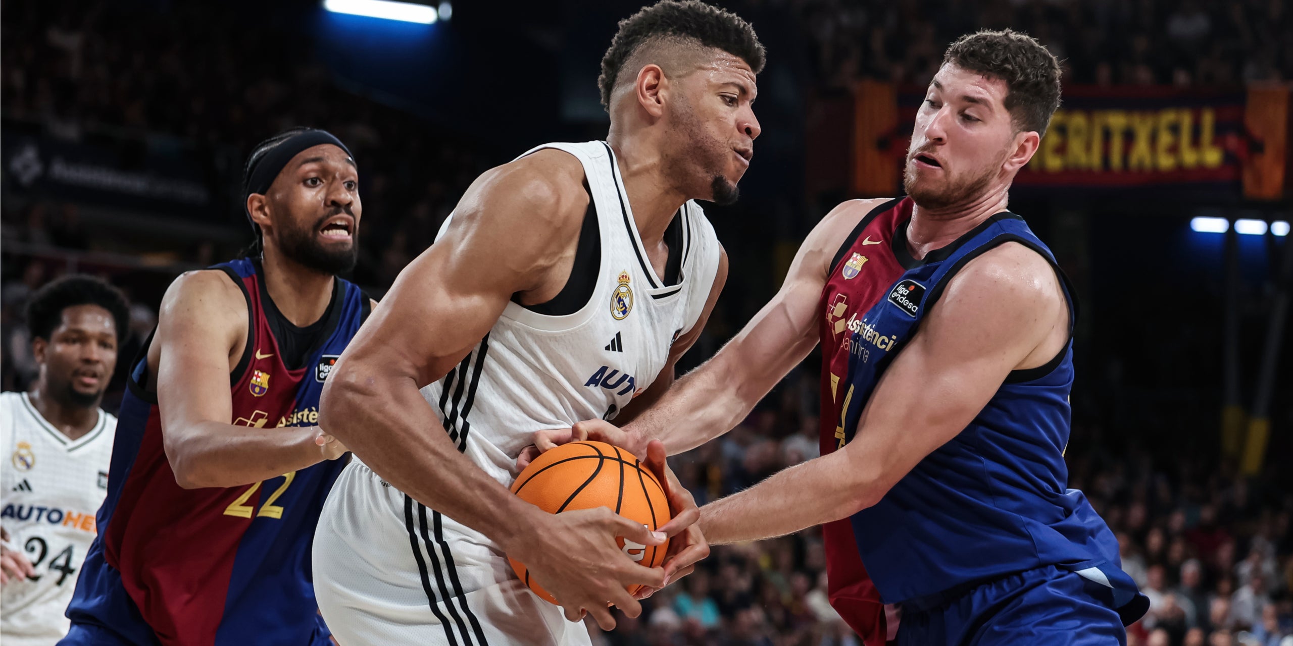 Un dels enfrontaments entre el Barça i el Madrid de la temporada passada | Europa Press