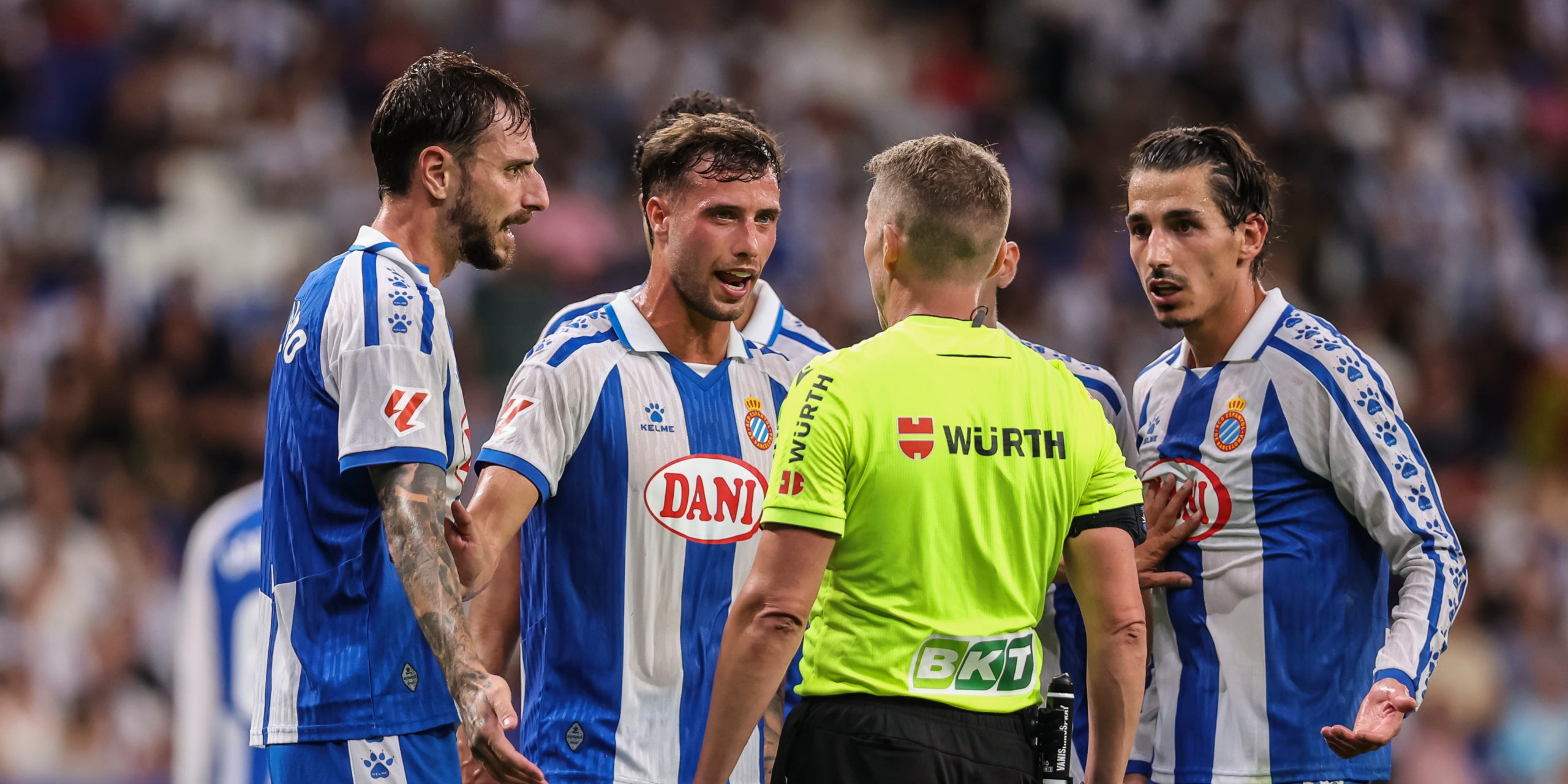 Els jugadors de l'Espanyol, protestant una decisió arbitral durant un partit | Europa Press