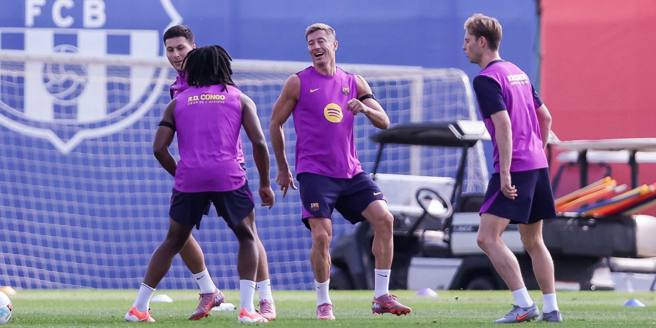 Robert Lewandowski, al centre de la imatge, durant un entrenament | Europa Press