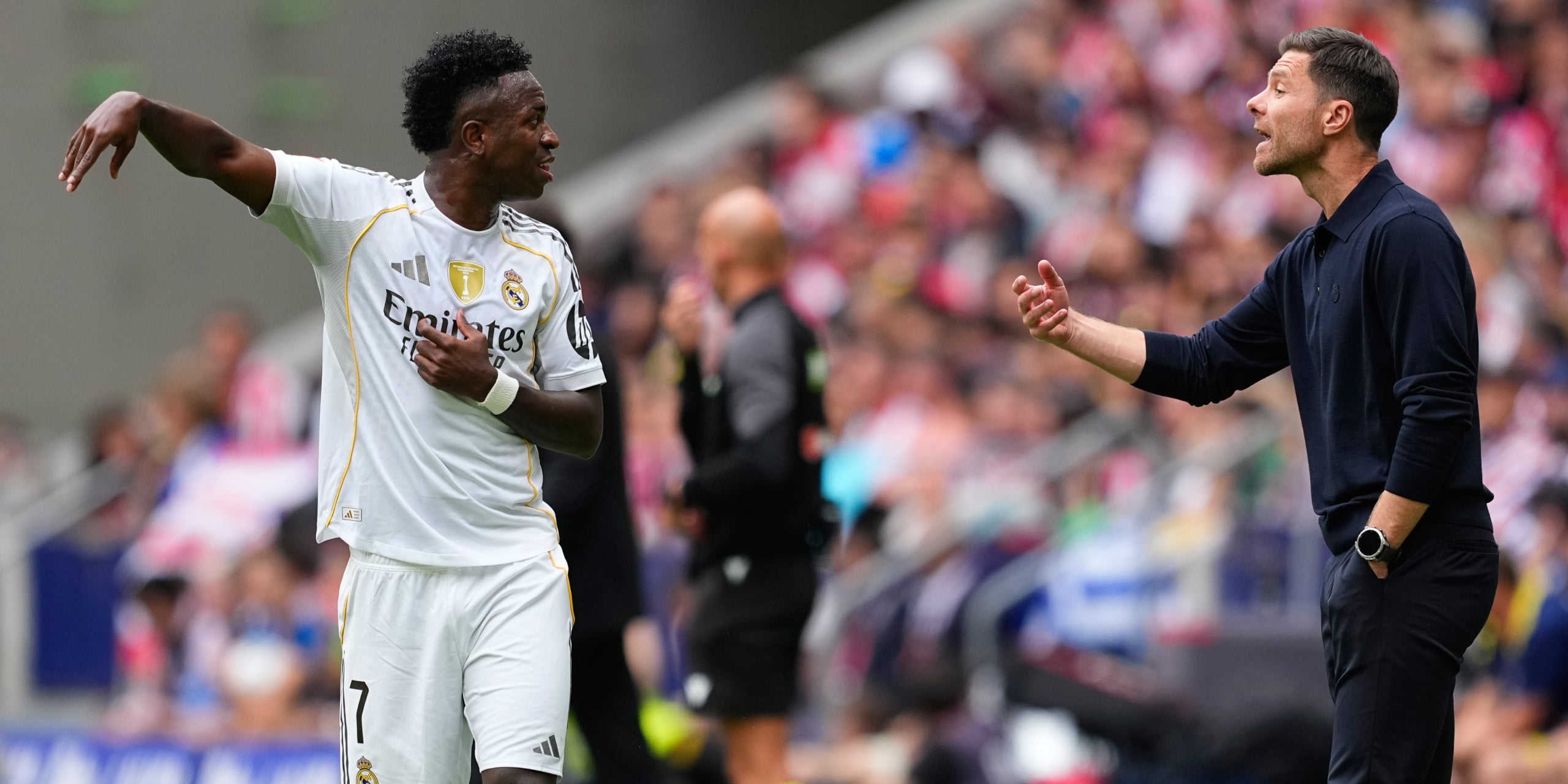 Xabi Alonso, donant instruccions a Vinicius durant un partit | Europa Press