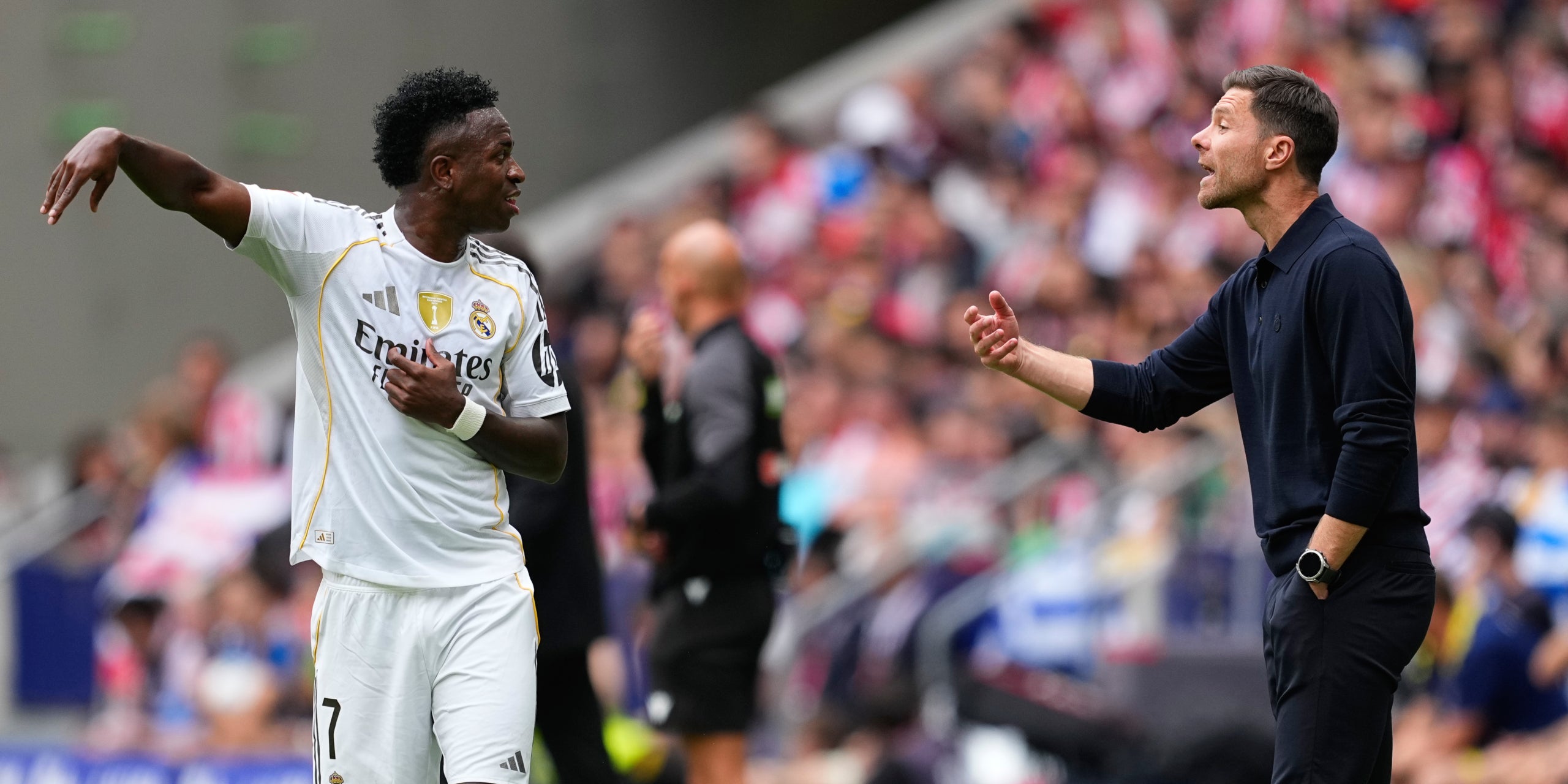 Vinicius i Xabi Alonso, durant un partit amb el Madrid | Europa Press