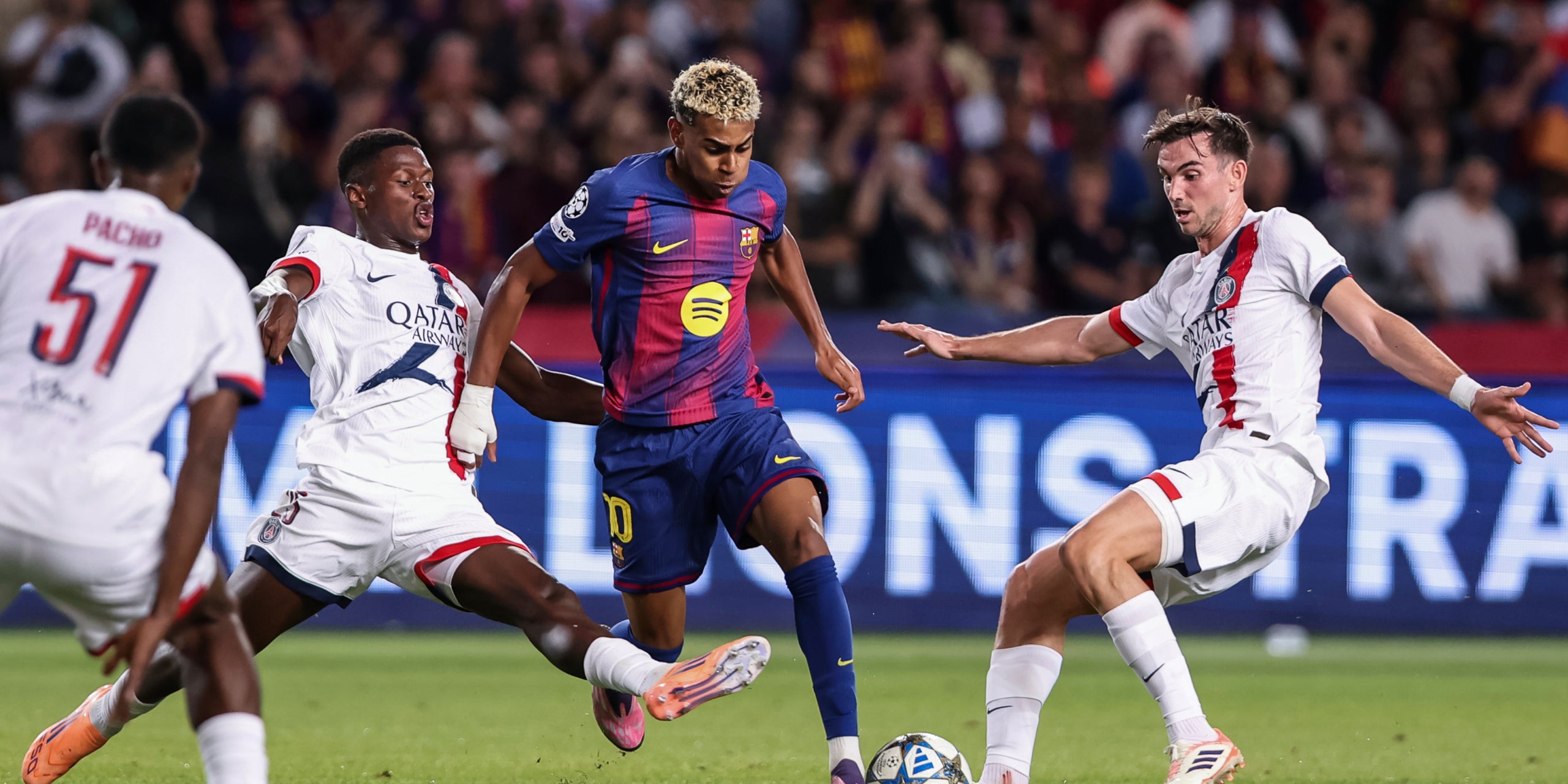 Lamine Yamal, contra Nuno Mendes y Fabián Ruiz durante el Barça-PSG de Champions | Europa Press