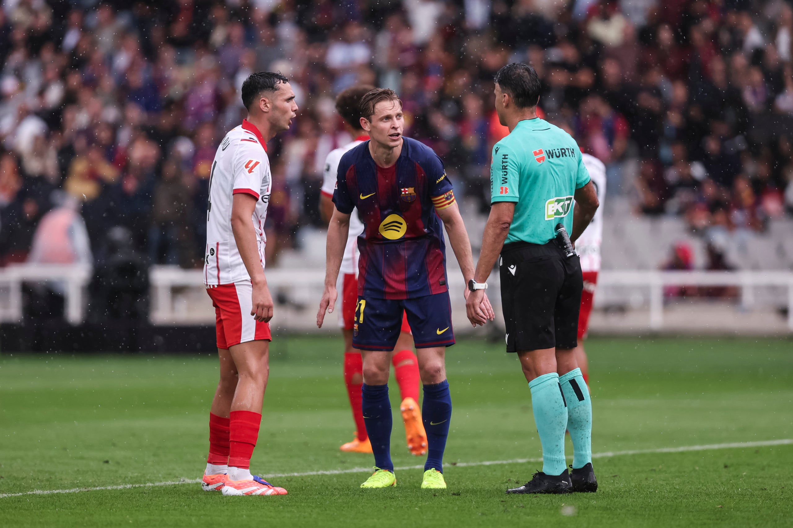 Frenkie de Jong, protestant a Gil Manzano | Europa Press