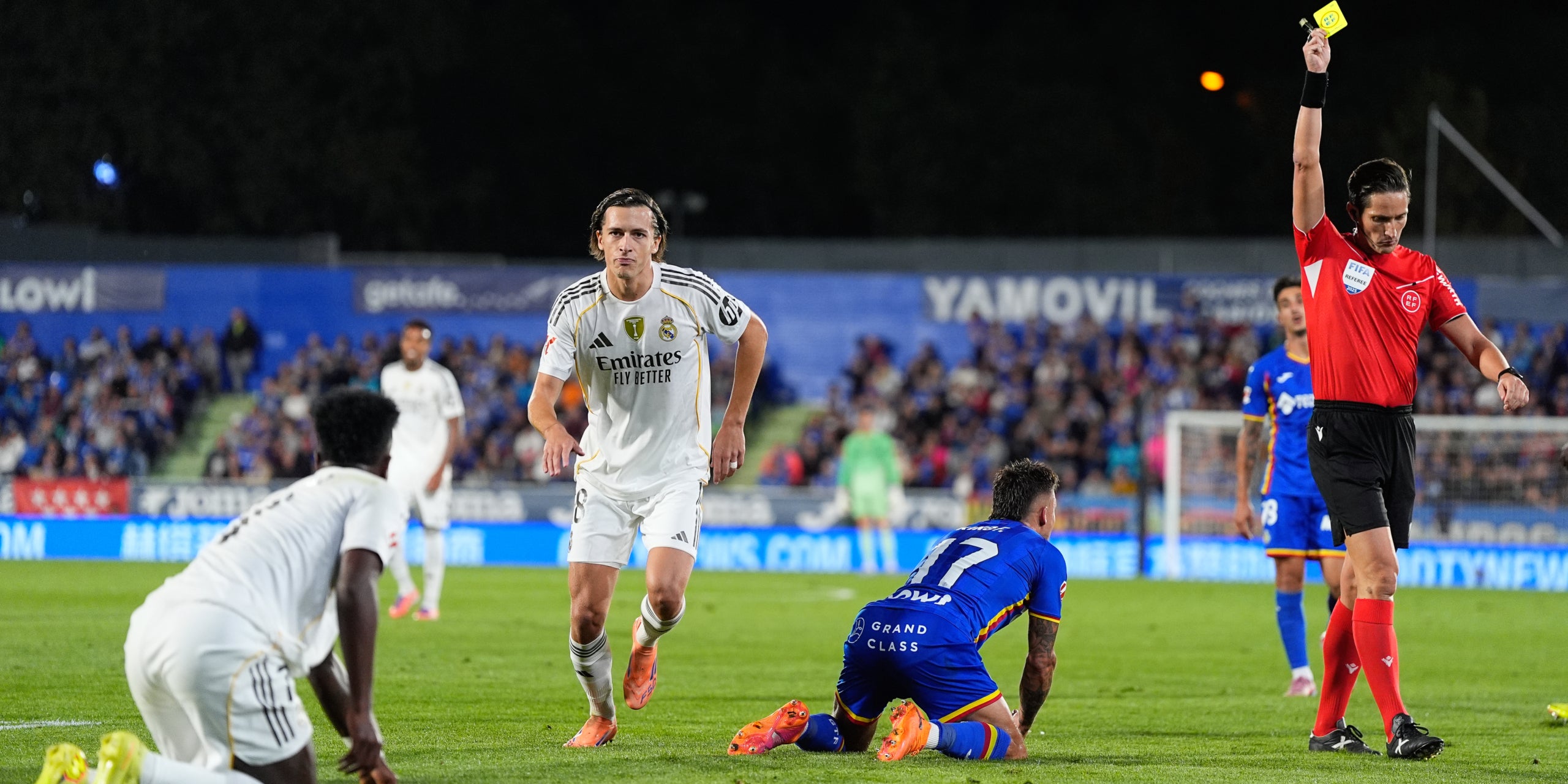 L'àrbitre del Getafe-Madrid, mostrant una targeta groga | Europa Press