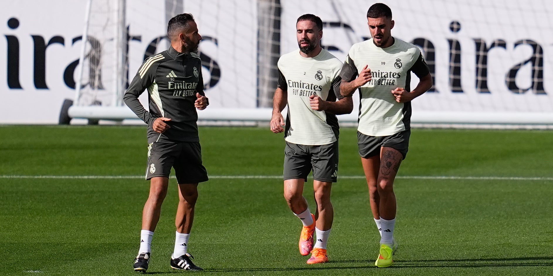 Dani Carvajal, al centre de la imatge, durant un entrenament del Madrid | Europa Press
