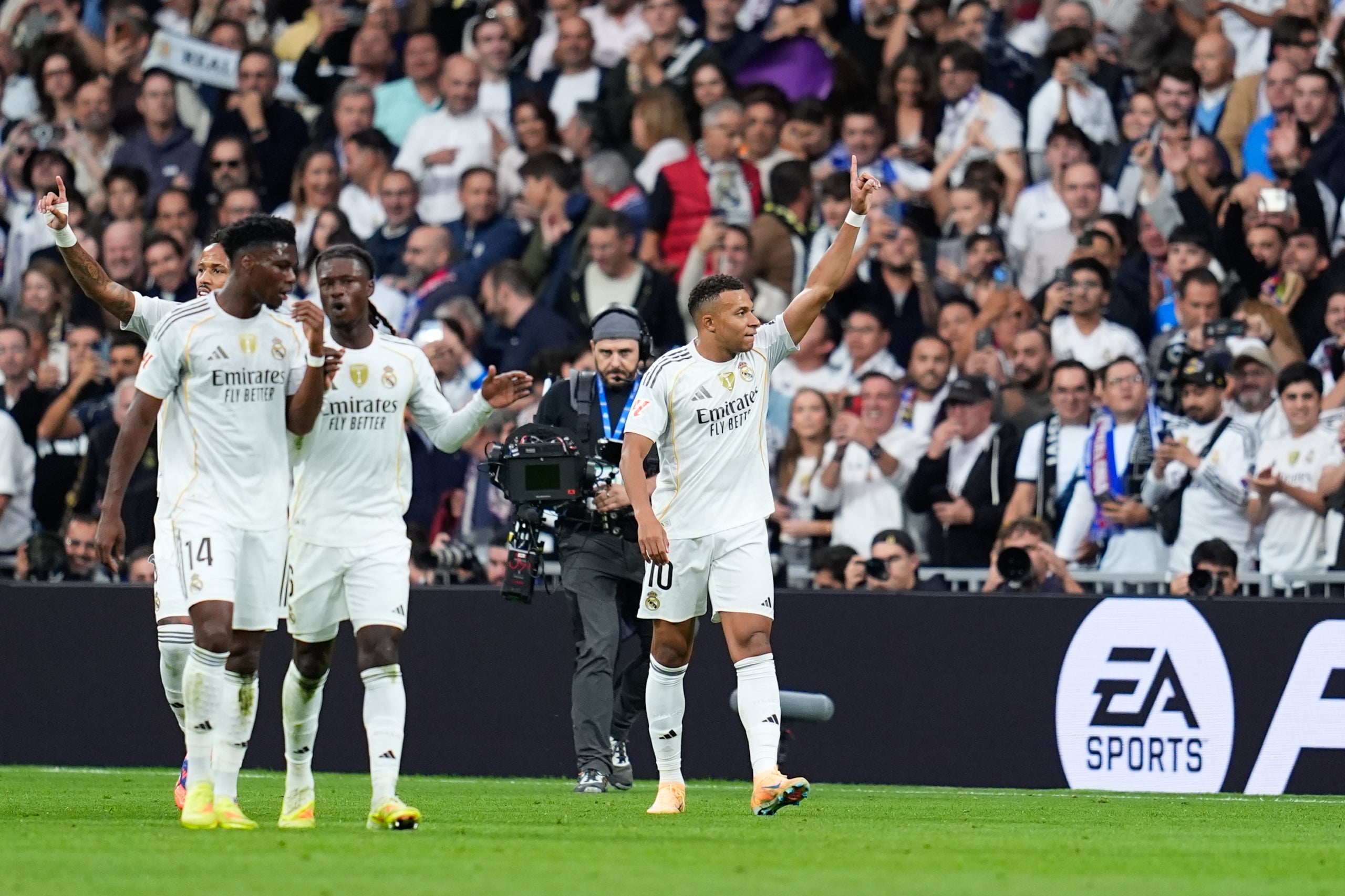 Kylian Mbappé, celebrant el seu gol contra el Barça a la primera part | Europa Press