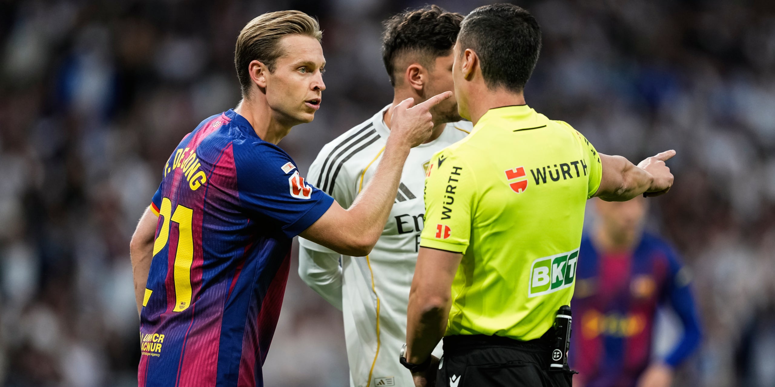 Frenkie de Jong, queixant-se d'una decisió arbitral durant el clàssic | Europa Press