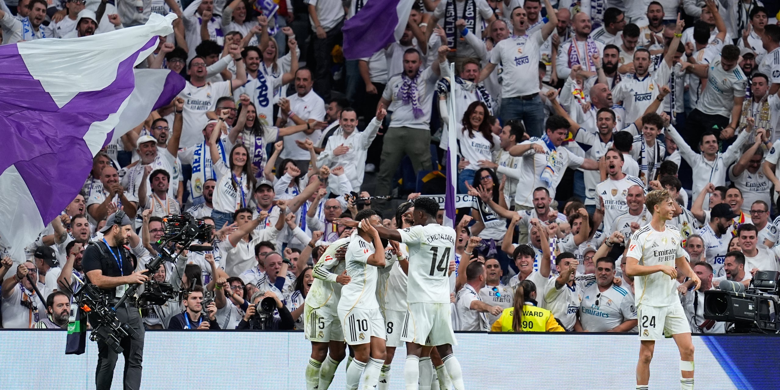 Els jugadors del Madrid, celebrant un gol al clàssic contra el Barça amb la seva afició | Europa Press