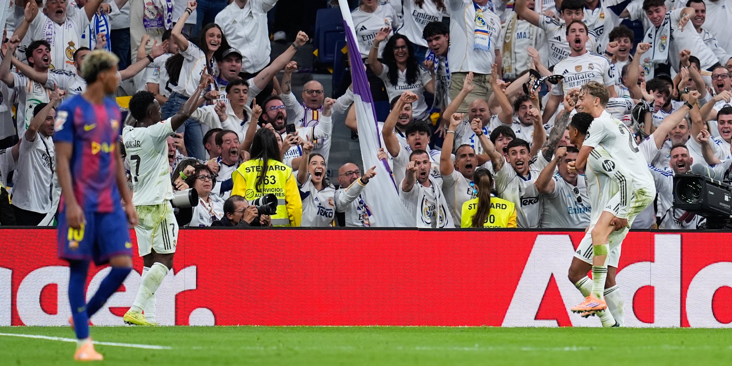 Els jugadors del Madrid celebren un dels gols del clàssic davant de Lamine Yamal | Europa Press