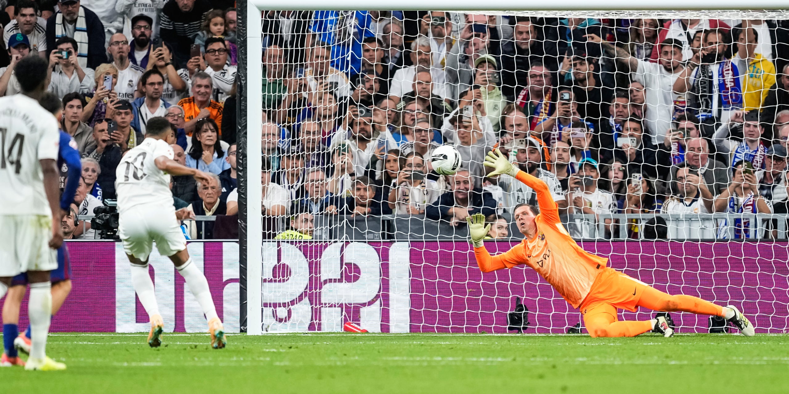 Wojciech Szczesny, deteniendo un penalti a Kylian Mbappé durante el clásico | Europa Press
