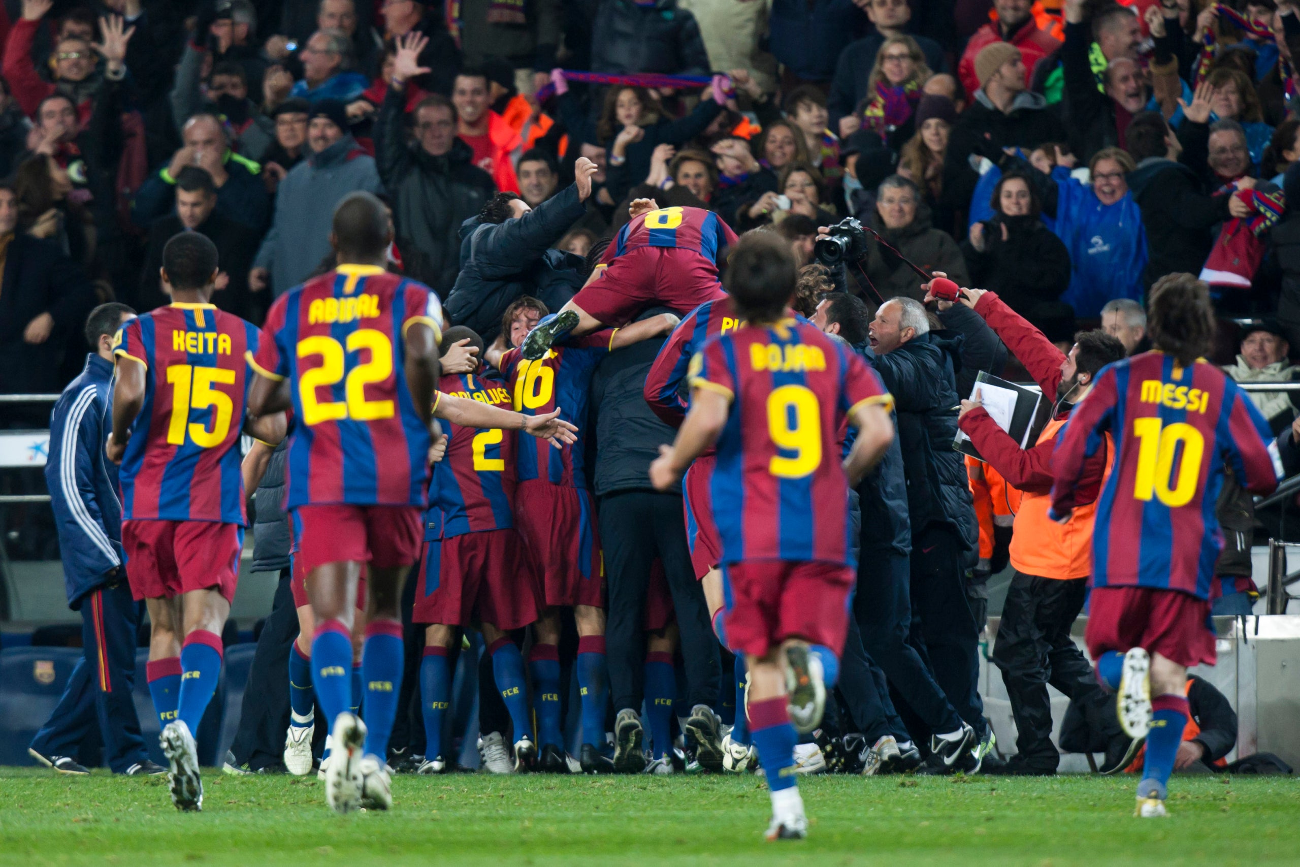 Els jugadors del Barça, celebrant el cinquè gol contra el Madrid en el 5-0 de 2010 | FC Barcelona
