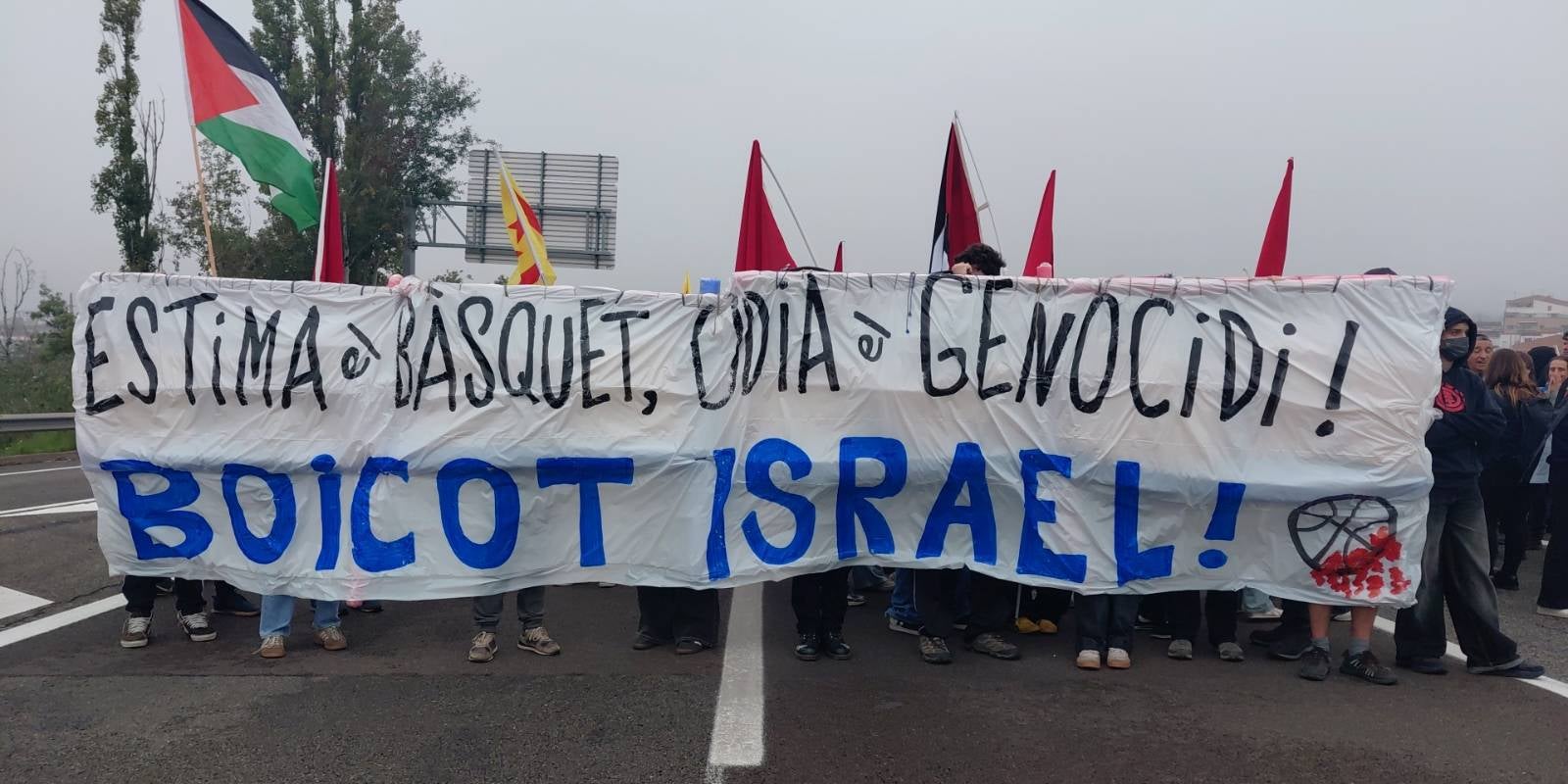 Pancarta amb el lema del boicot al Manresa-Hapoel | @boicotICL
