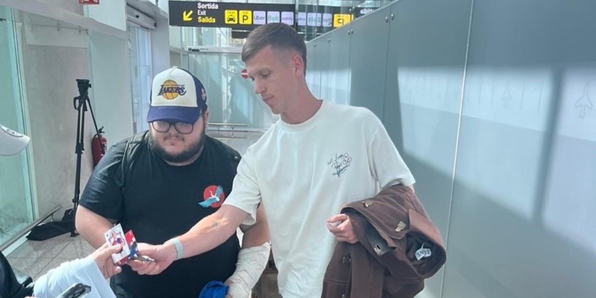 Dani Olmo en el aeropuerto del Prat