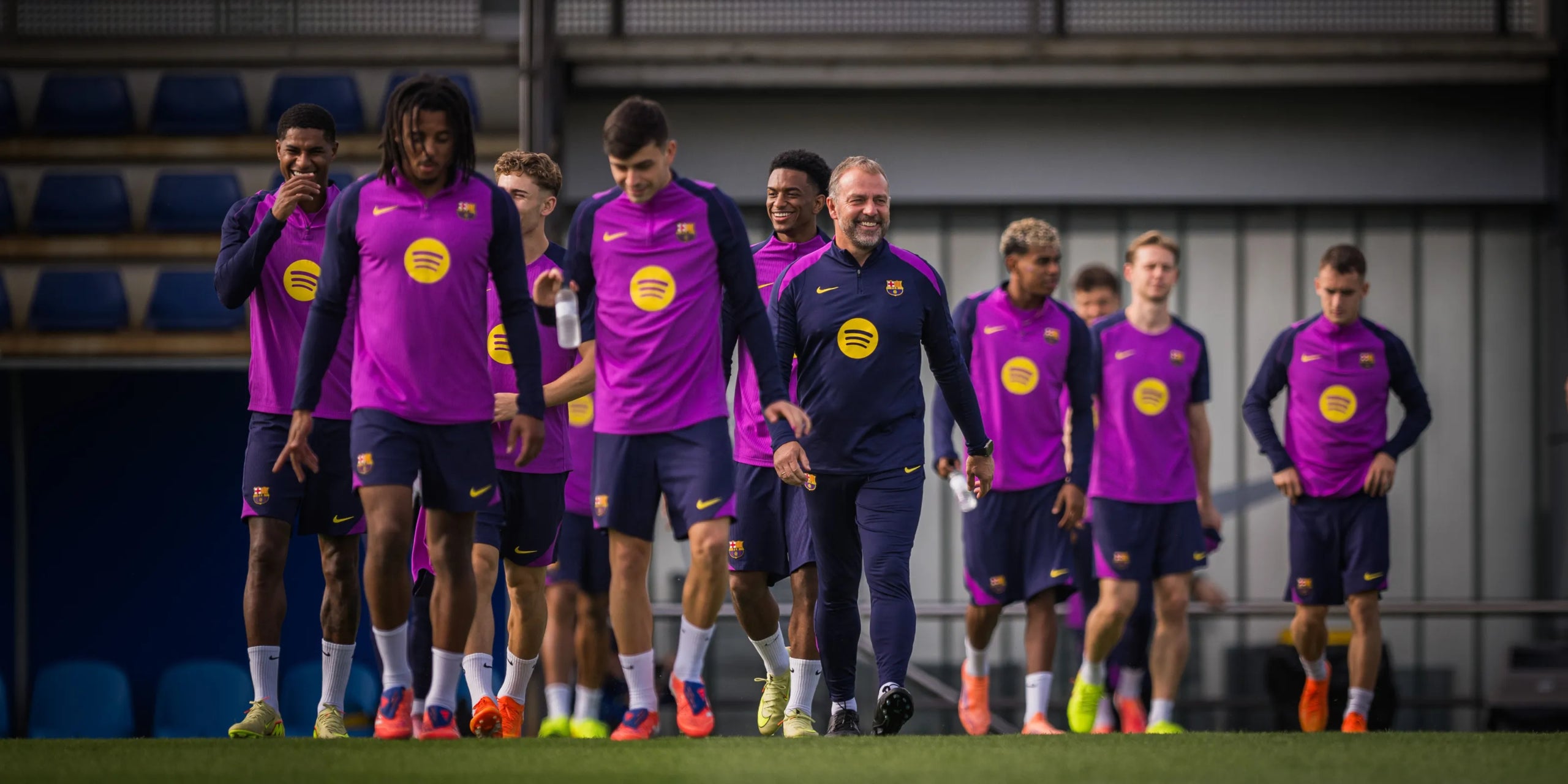 Els jugadors del Barça i Hansi Flick, en l'últim entrenament abans de rebre l'Olympiacos | FC Barcelona